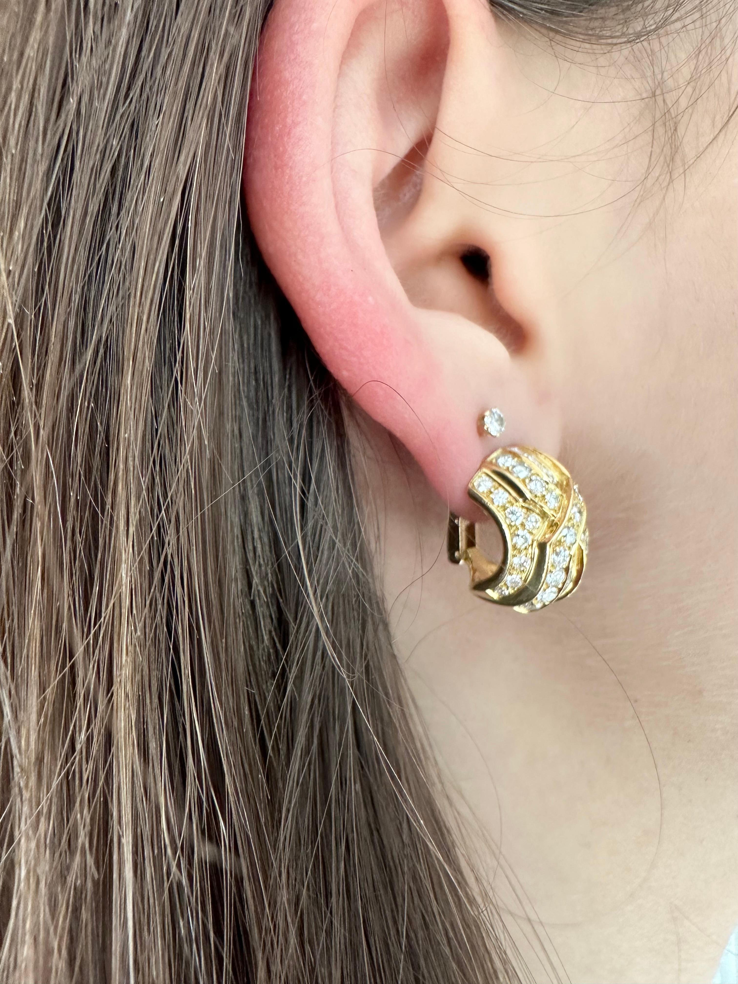 Moderne Boucles d'oreilles françaises en or jaune avec 2,50 carats de diamants en vente