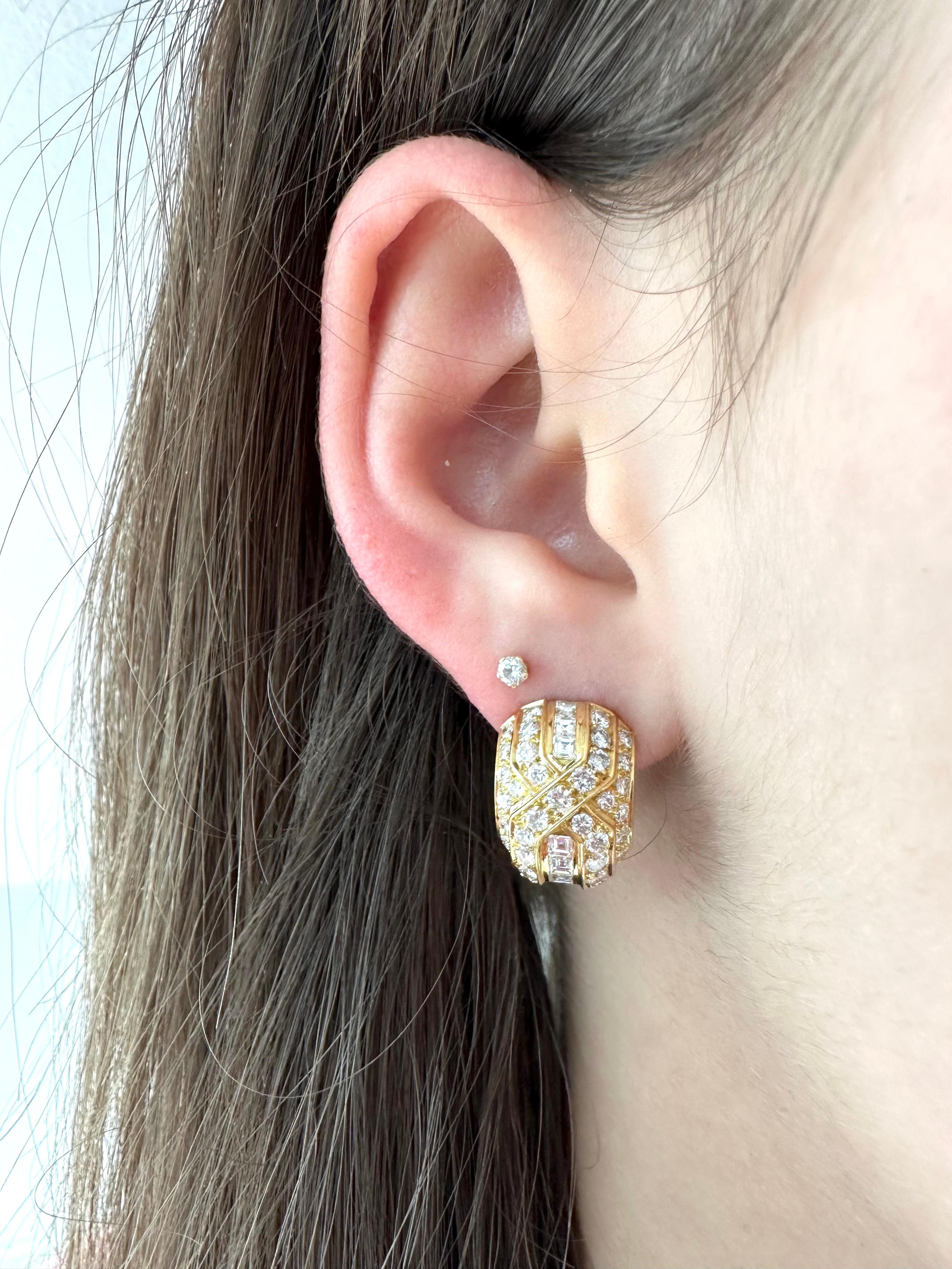 Taille mixte Boucles d'oreilles françaises en or jaune avec 2,50 carats de diamants en vente
