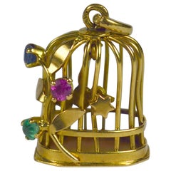 Pendentif français à breloque étoiles et oiseaux en cage en or jaune serti de pierres précieuses