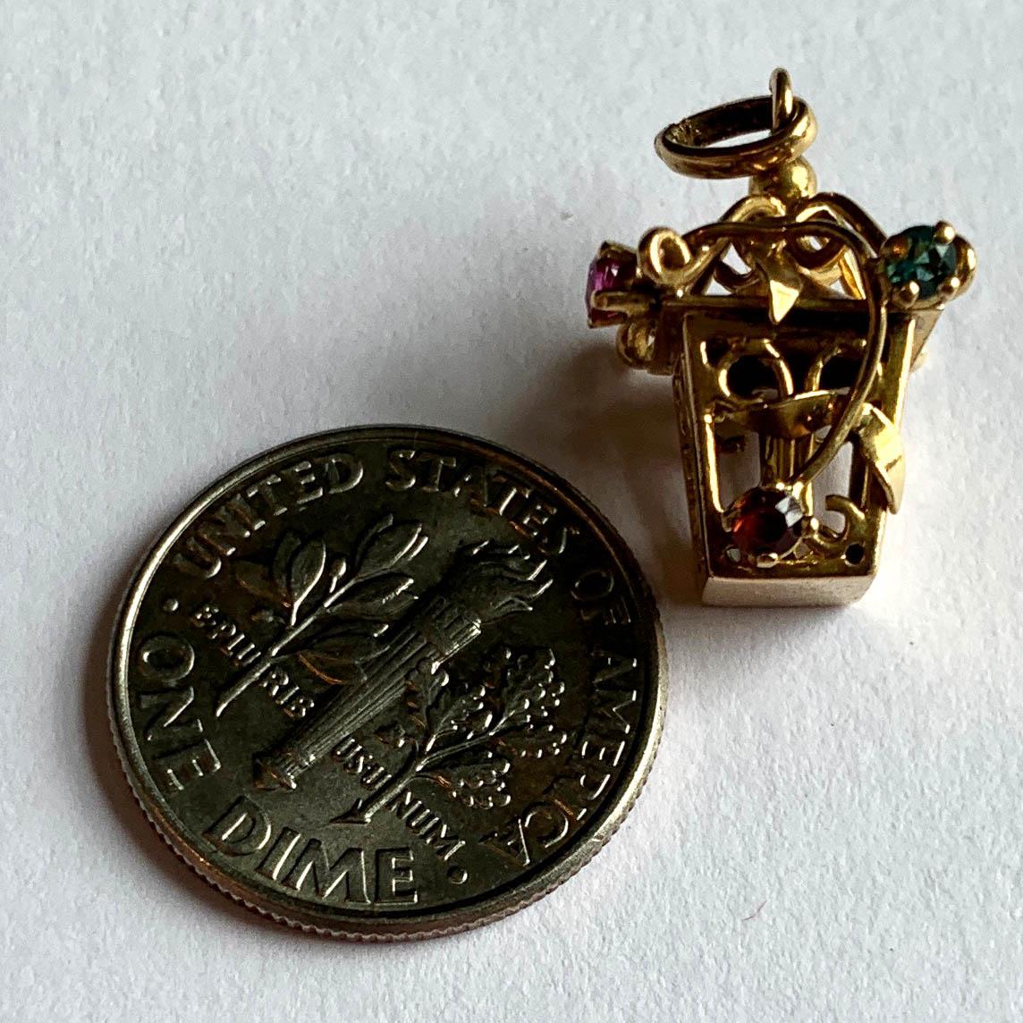 Pendentif breloque lanterne française en or jaune serti de pierres précieuses en vente 2