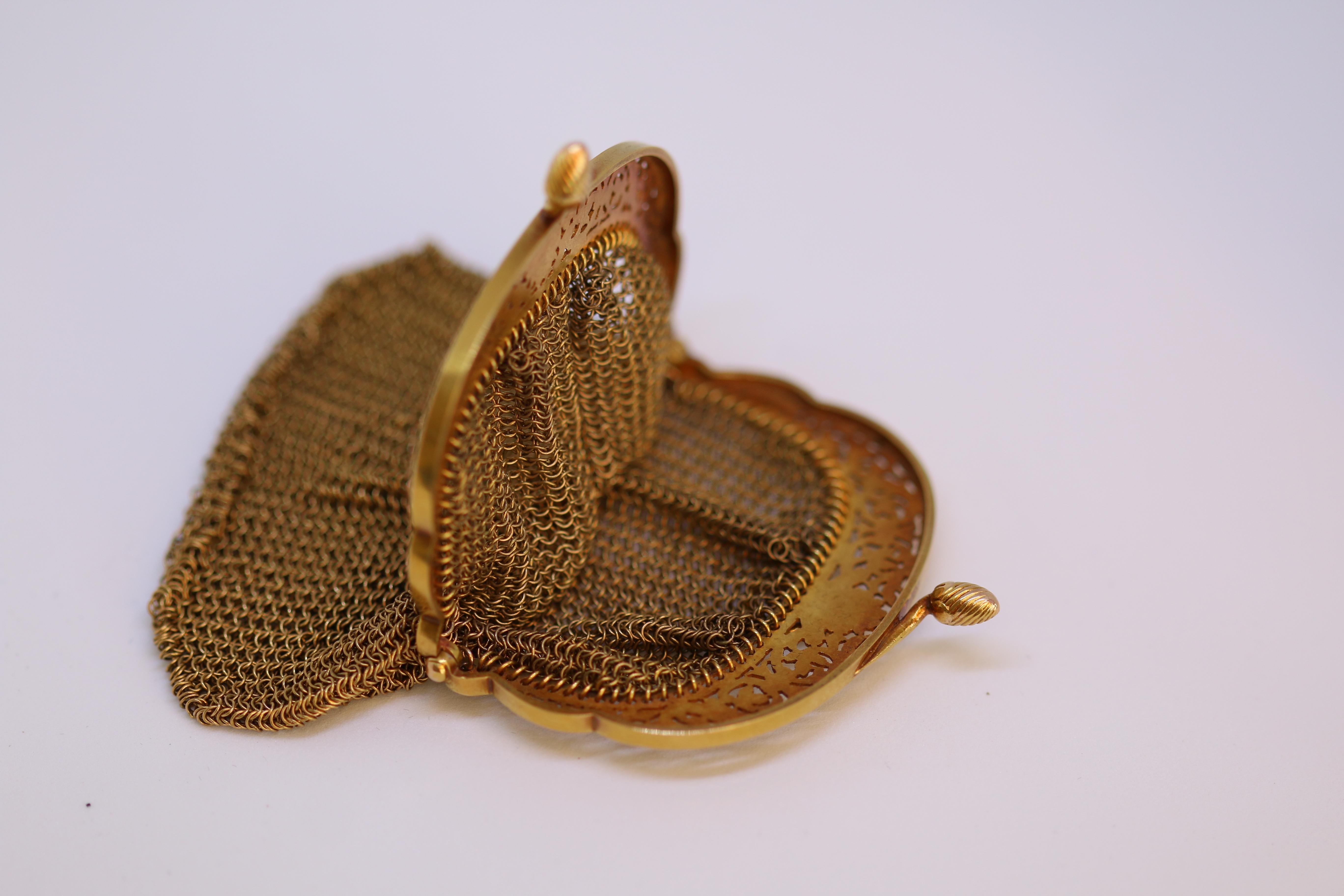 This exquisite yellow gold mesh purse will delight you every time you hold it in your hand. There is something quite pleasing to the contradiction between the visible lightness of the mesh and the reassuring weight when you feel the smooth links in
