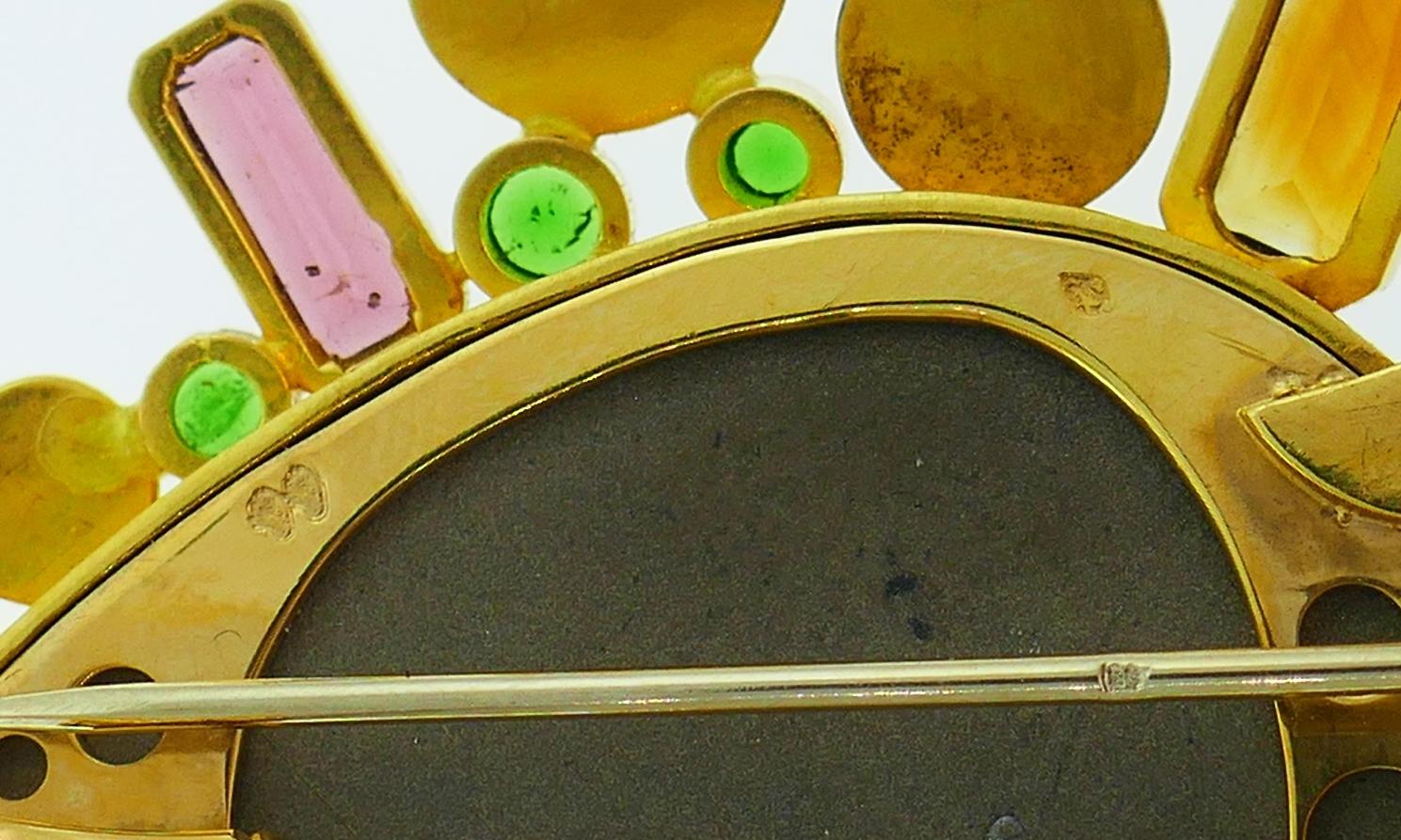 Französischer Gelbgold-Anhänger / Brosche Clip von Christine Escher mit Ammolite-Granat 1