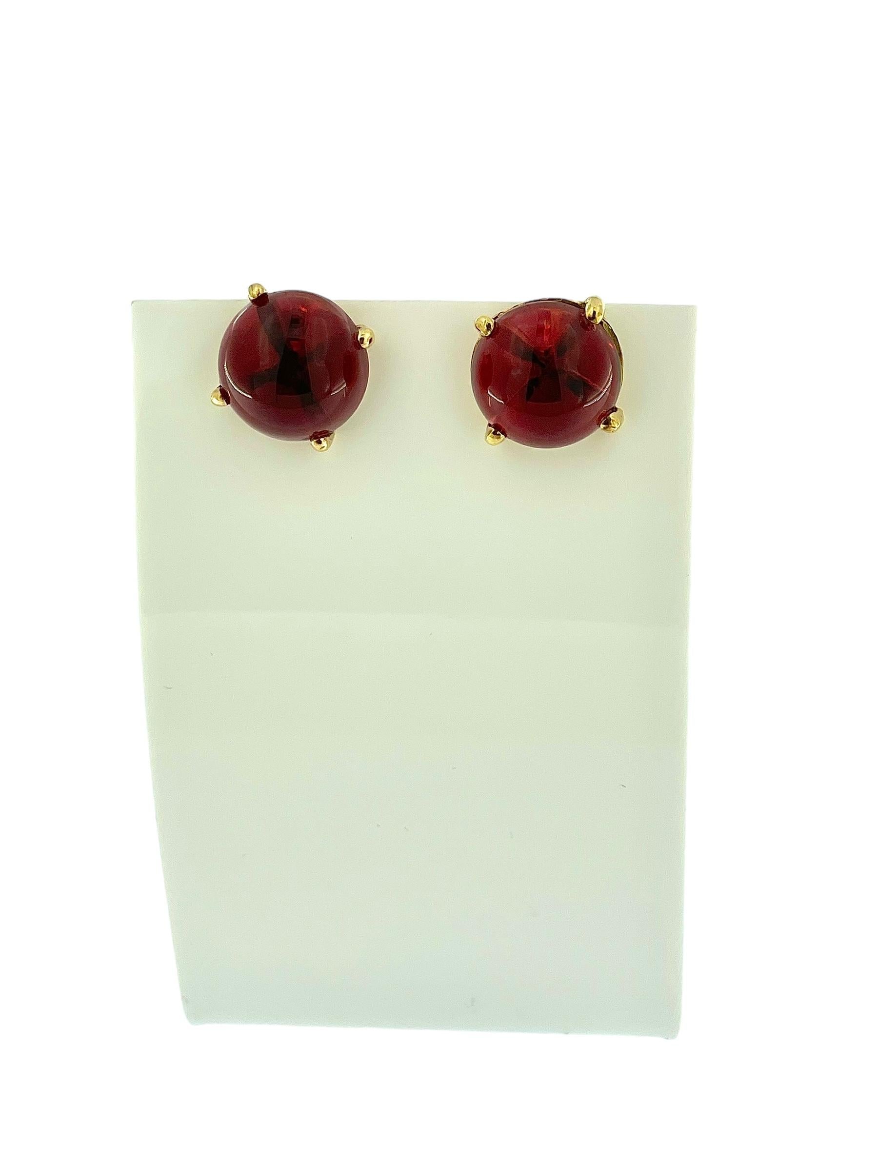Les boucles d'oreilles en or jaune français avec cabochons en verre rouge sont un ajout frappant et élégant à toute collection de bijoux. Réalisées en luxueux or jaune 18 carats, ces boucles d'oreilles présentent un design intemporel avec une touche