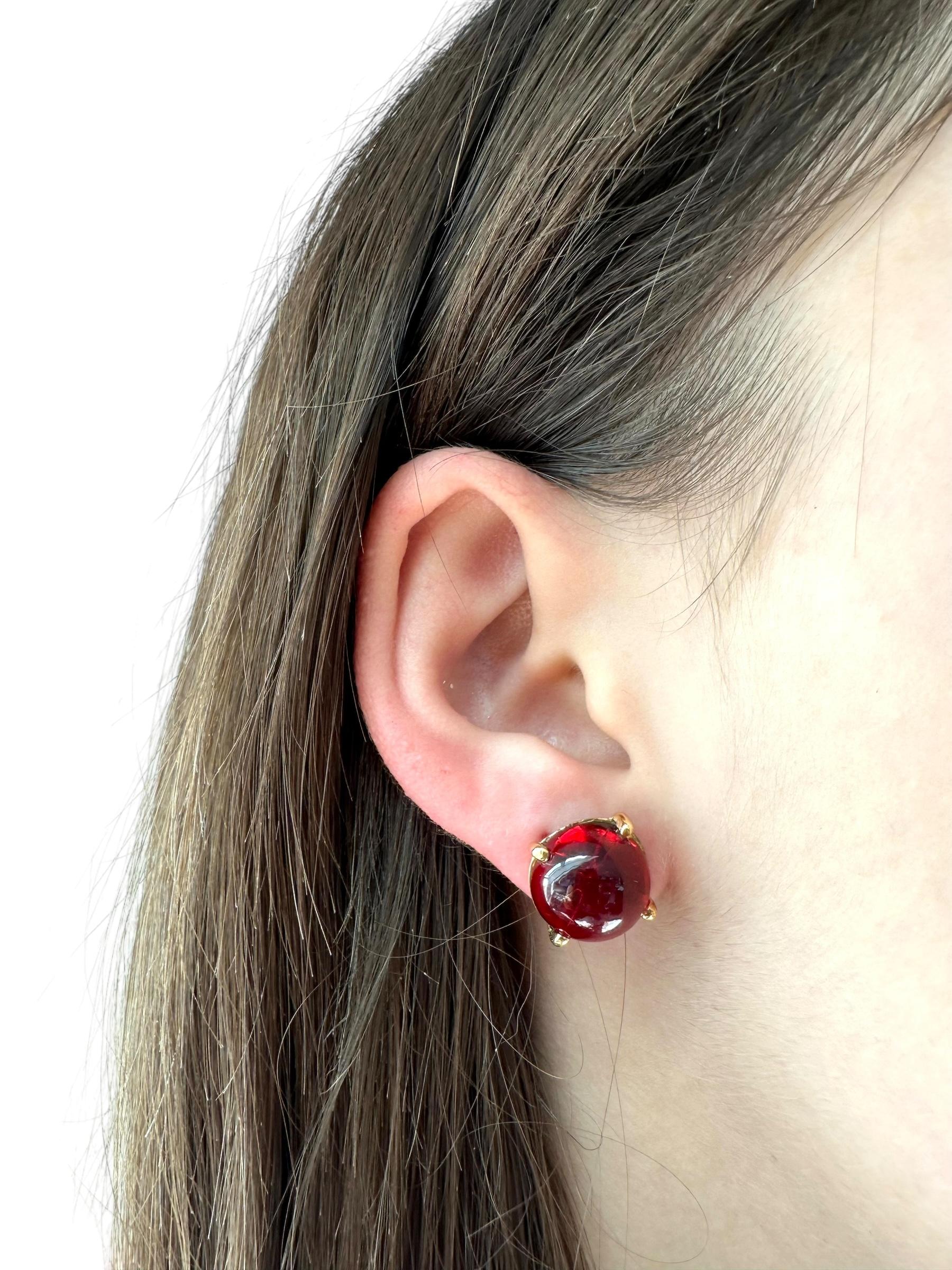 Clous d'oreilles françaises en or jaune avec verre rouge Unisexe en vente