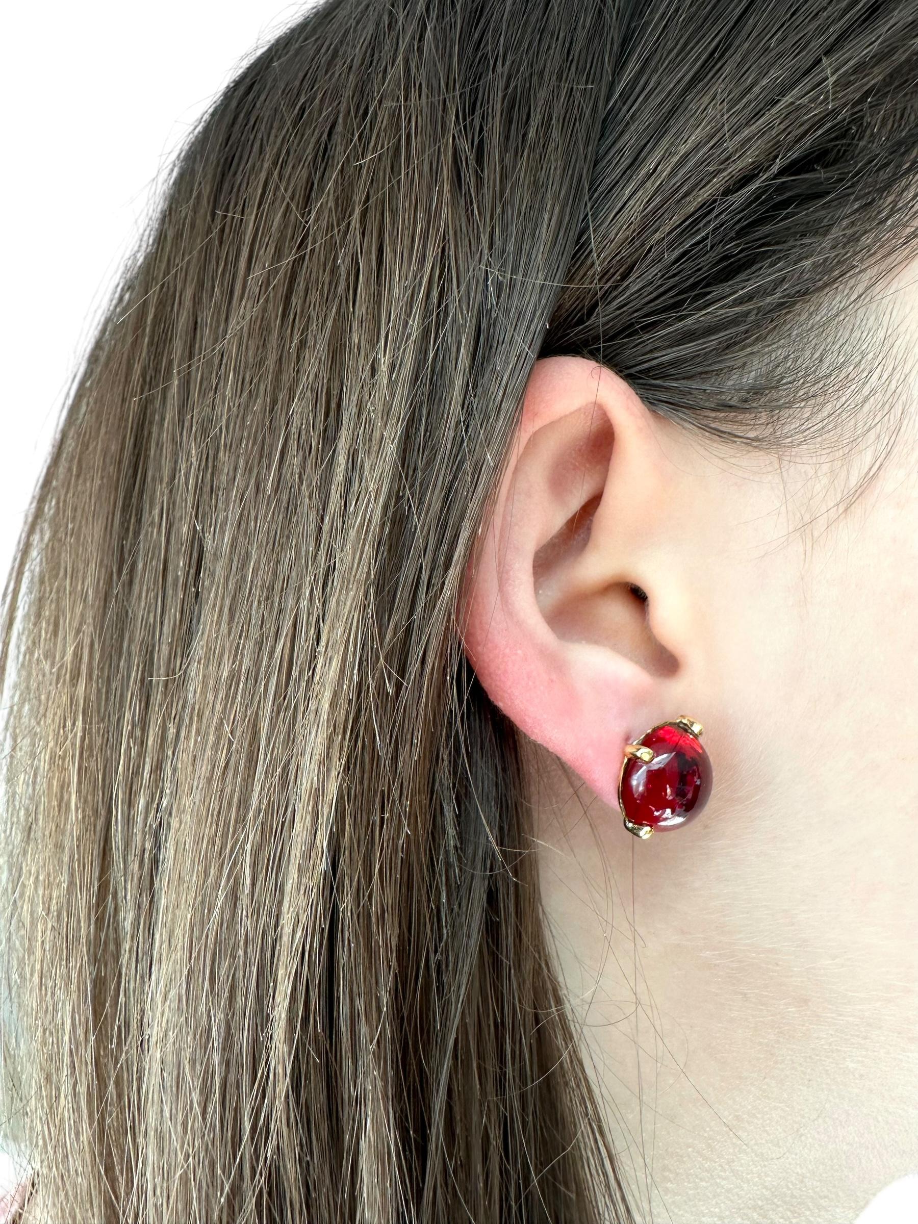 Clous d'oreilles françaises en or jaune avec verre rouge en vente 1
