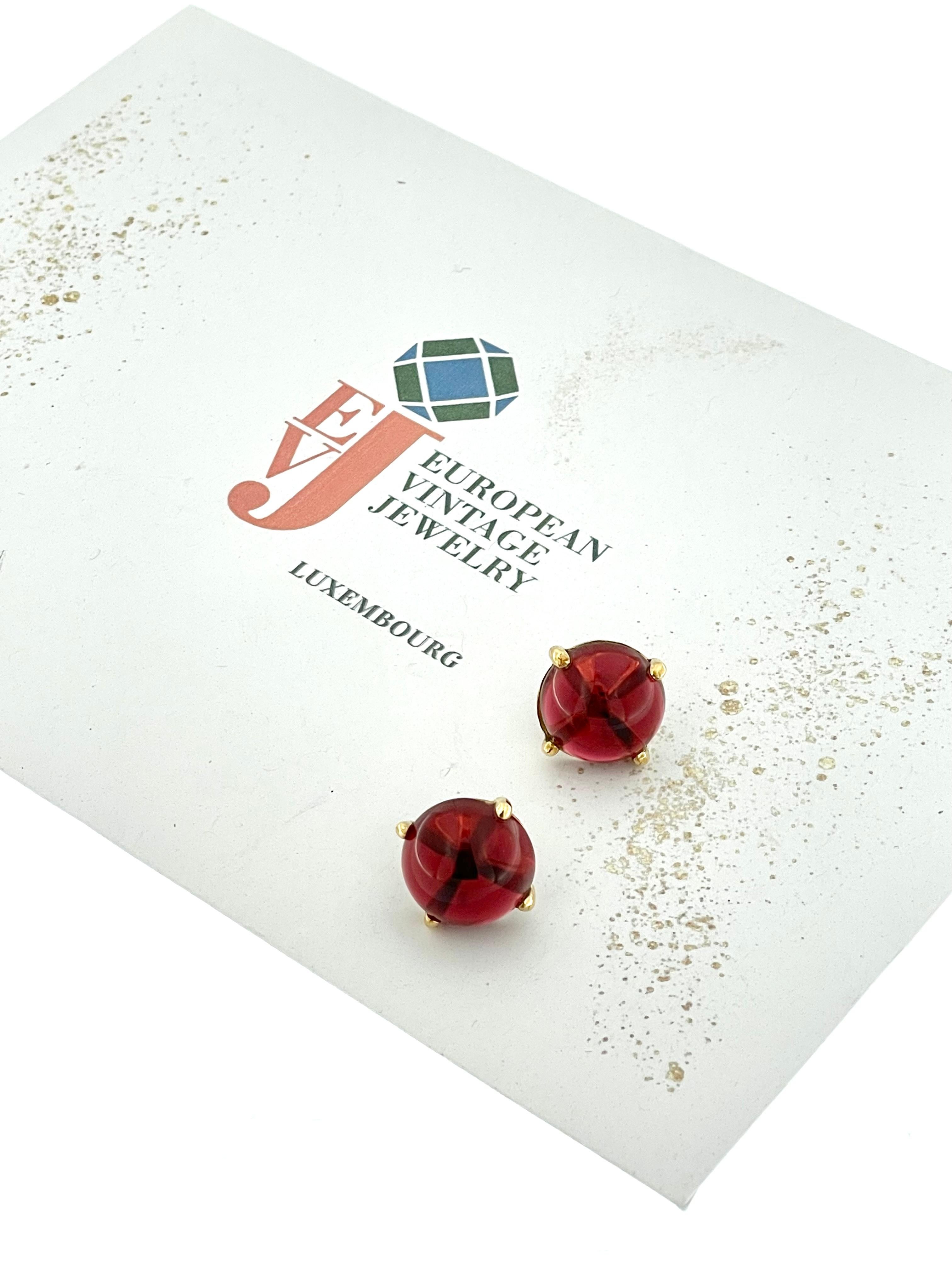 Clous d'oreilles françaises en or jaune avec verre rouge en vente 2