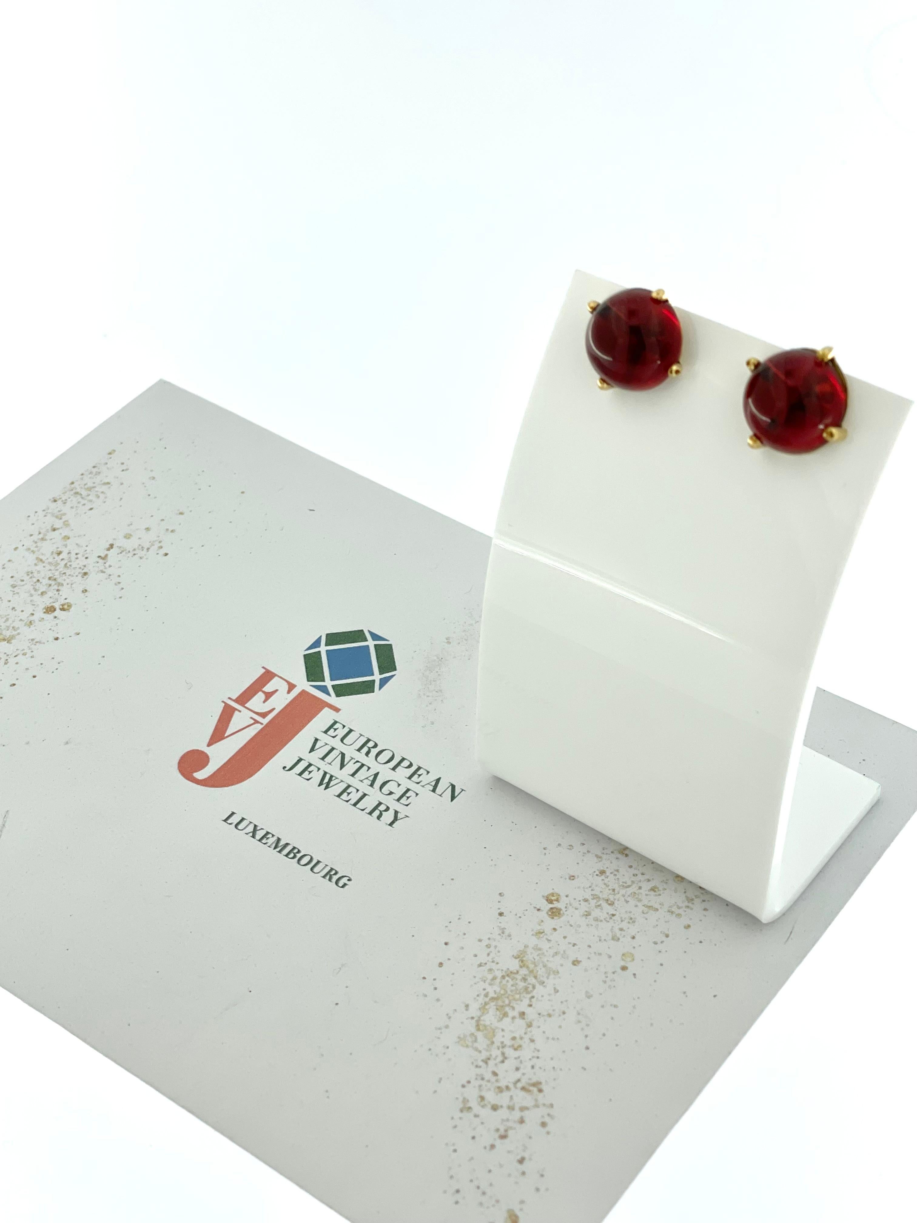 Clous d'oreilles françaises en or jaune avec verre rouge en vente 3