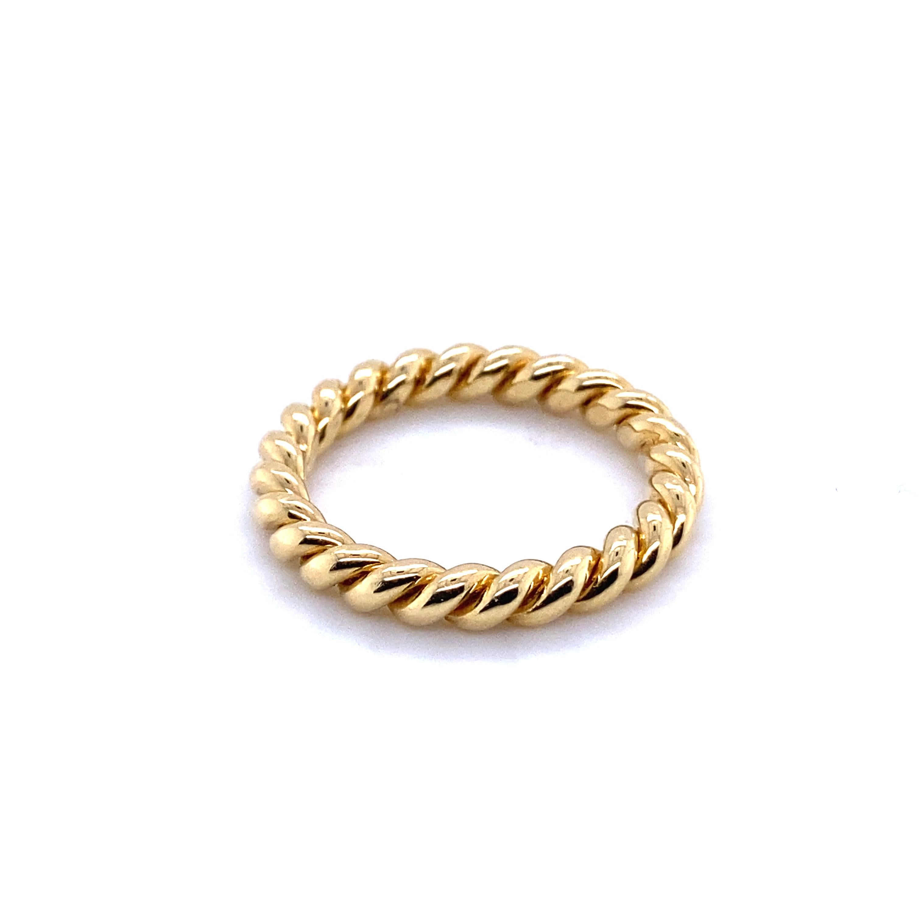 Discover the sumptuous braided yellow gold ring from the Collection Française by Mesure et Art du Temps. Carefully crafted, this 18-carat yellow gold ring is the perfect embodiment of timeless elegance and French craftsmanship.

Delicately