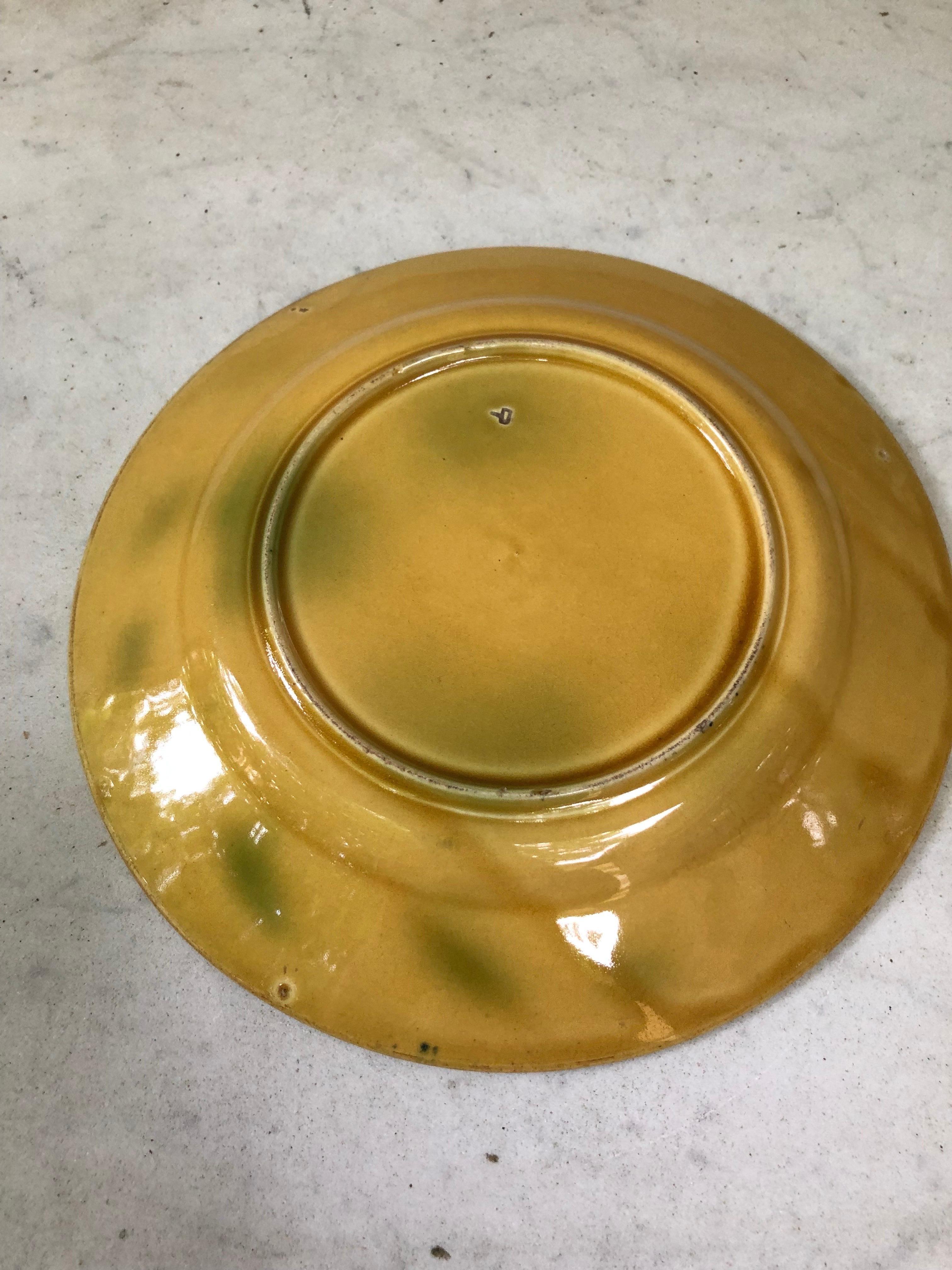 French Yellow Majolica Grape & Flowers Plate Luneville, circa 1880 In Good Condition For Sale In Austin, TX