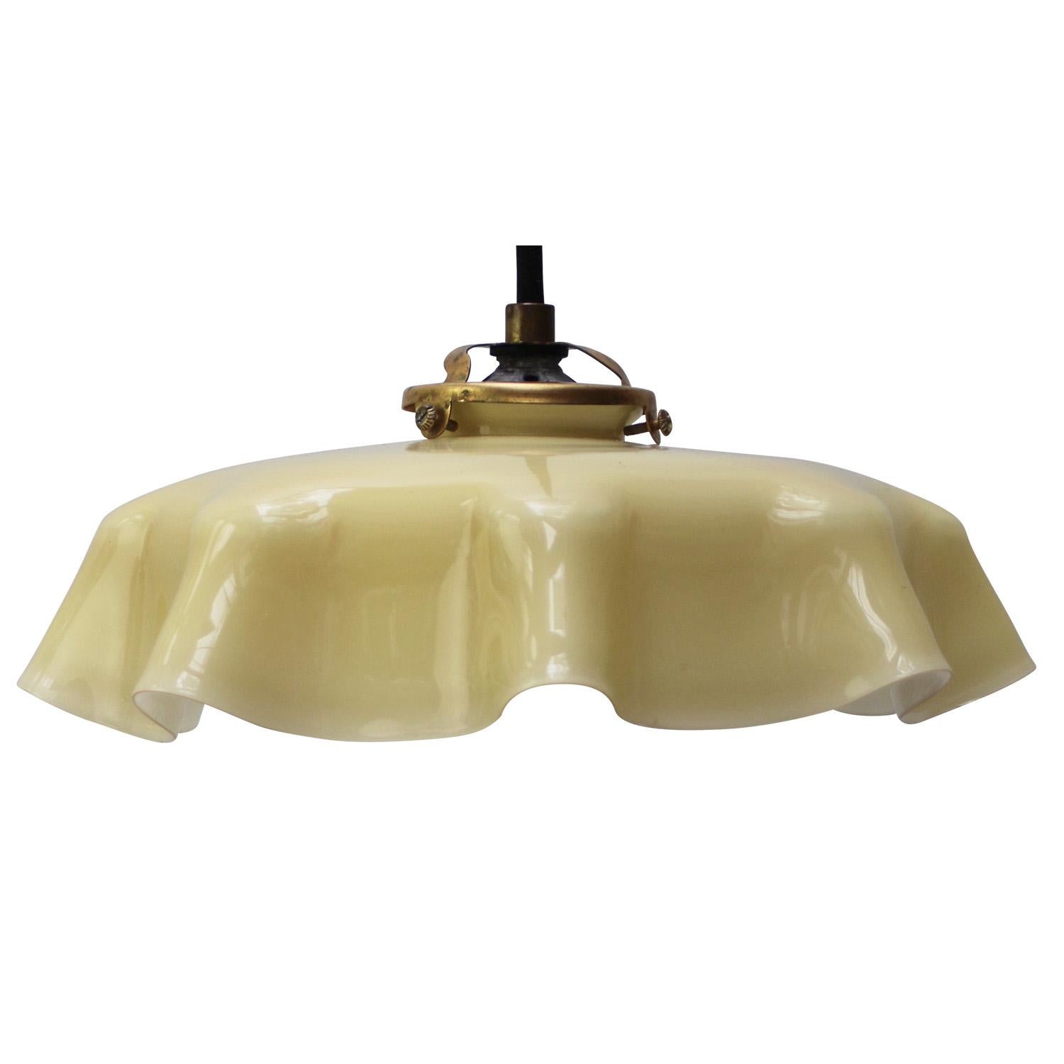 Suspension industrielle en verre opalin jaune.

Poids 0,75 kg / 1,7 lb

Le prix est fixé par article individuel. Toutes les lampes ont été rendues conformes aux normes internationales pour les ampoules à incandescence, les ampoules à faible
