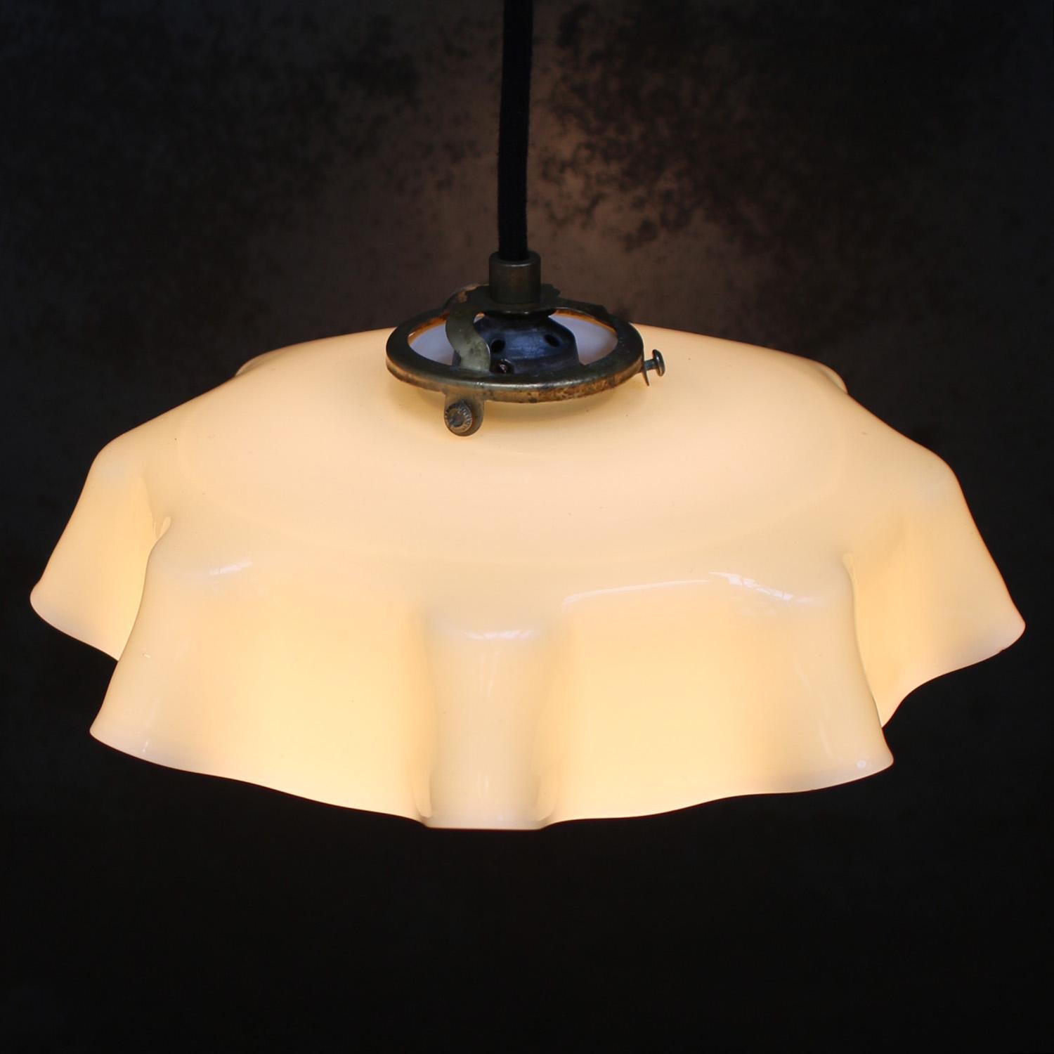 Mid-Century Modern Pendentifs en laiton, verre opalin jaune français en vente