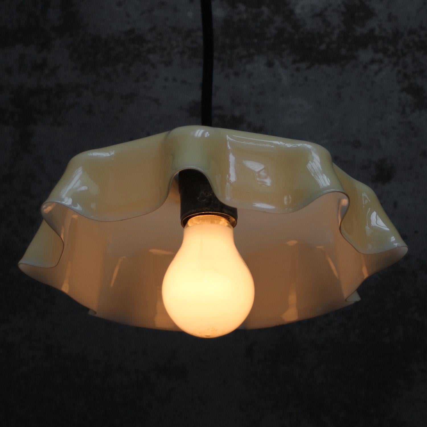 Pendentifs en laiton, verre opalin jaune français Bon état - En vente à Amsterdam, NL