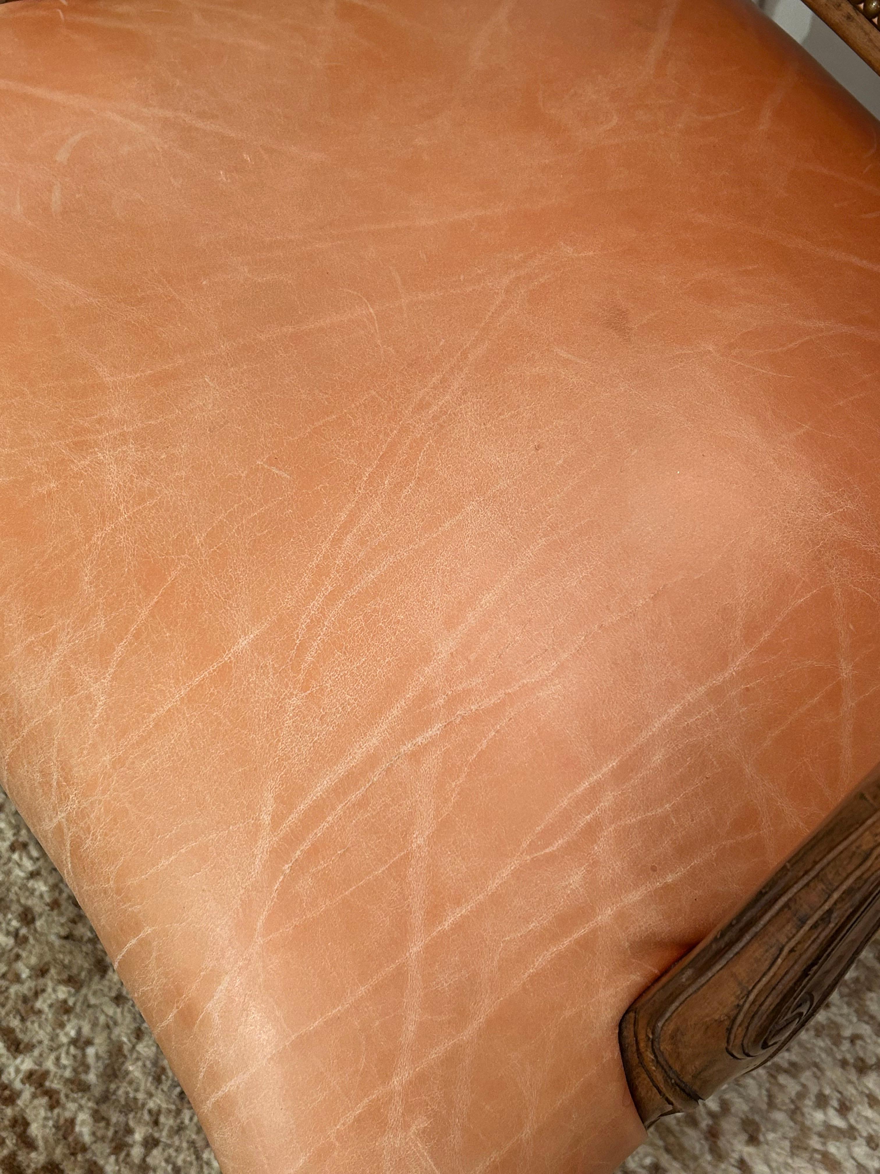 Poltrone francesi in pelle morbida imbottite in legno di noce intagliato in vendita 3