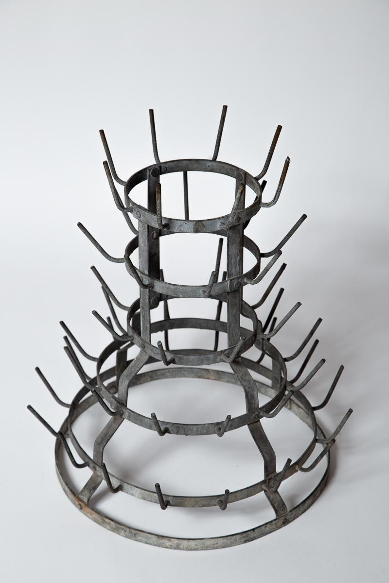 Asciugabottiglie francese in zinco, circa 1900. Utilizzata nelle cantine dei vigneti francesi per asciugare le bottiglie di vino. Meravigliosa superficie invecchiata. Ideale per l'uso da tavolo, in casa o fuori.