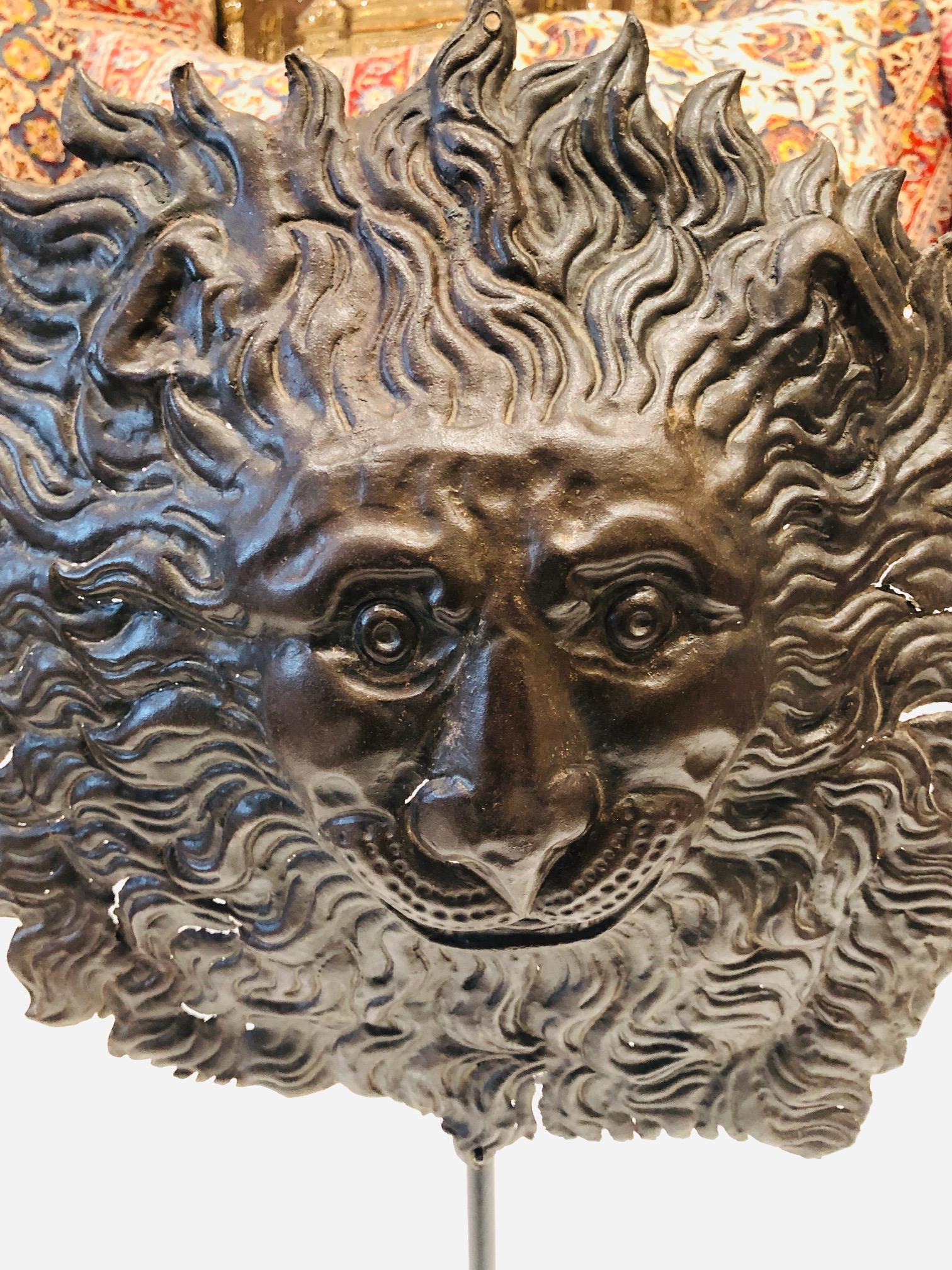 Französisches Löwenkopffragment aus Zink auf einem Metallständer, ca. 1780er Jahre.