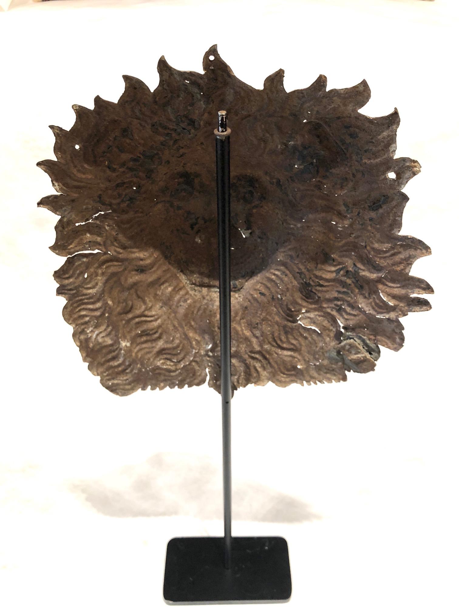 Français Fragment de tête de lion en zinc français sur pied, vers 1780 en vente