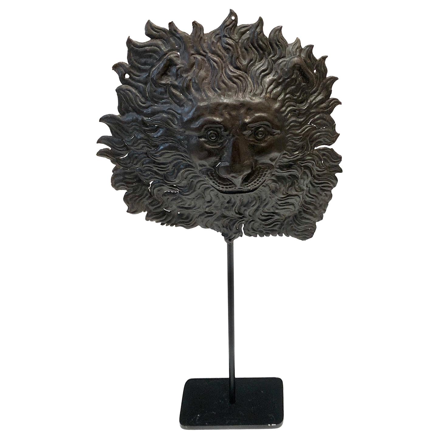 Fragment de tête de lion en zinc français sur pied, vers 1780