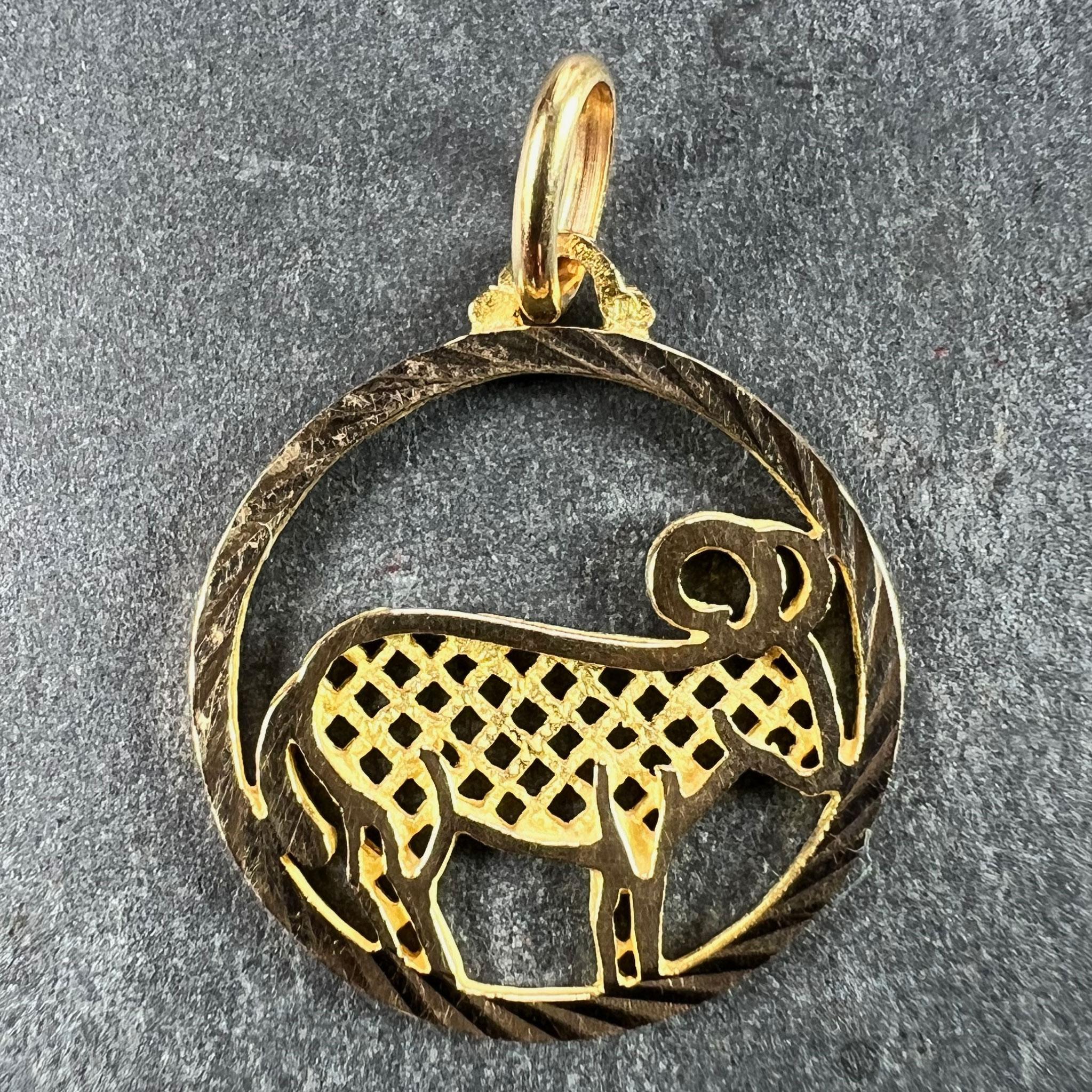 Pendentif à breloques en or jaune 18 carats (18K) conçu comme un disque circulaire avec des zones percées représentant un bélier pour représenter le signe astrologique du zodiaque du Capricorne. Estampillé de la tête d'aigle de fabrication française