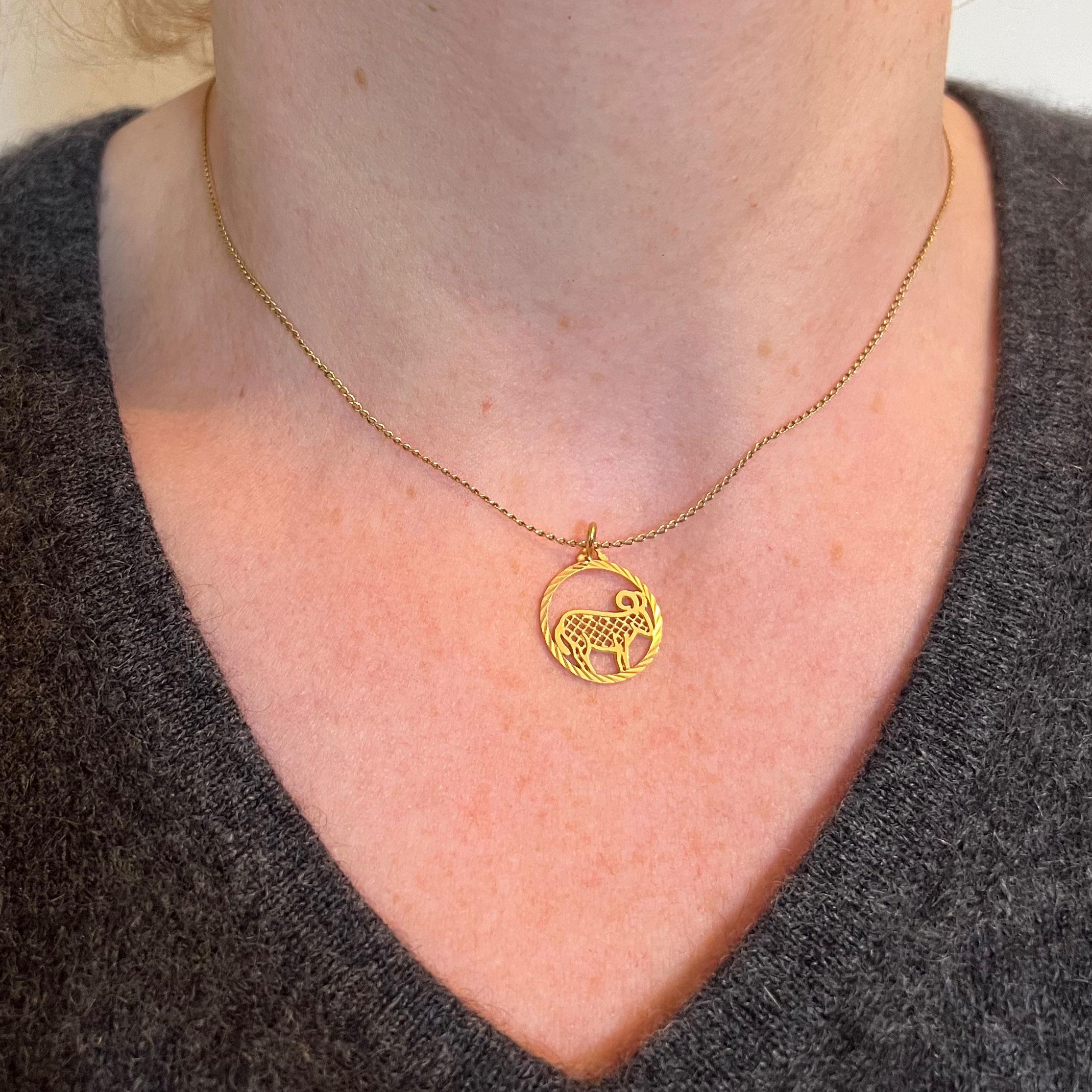 Pendentif à breloques en or jaune 18 carats Capricorne signe astrologique du Zodiac français Unisexe en vente
