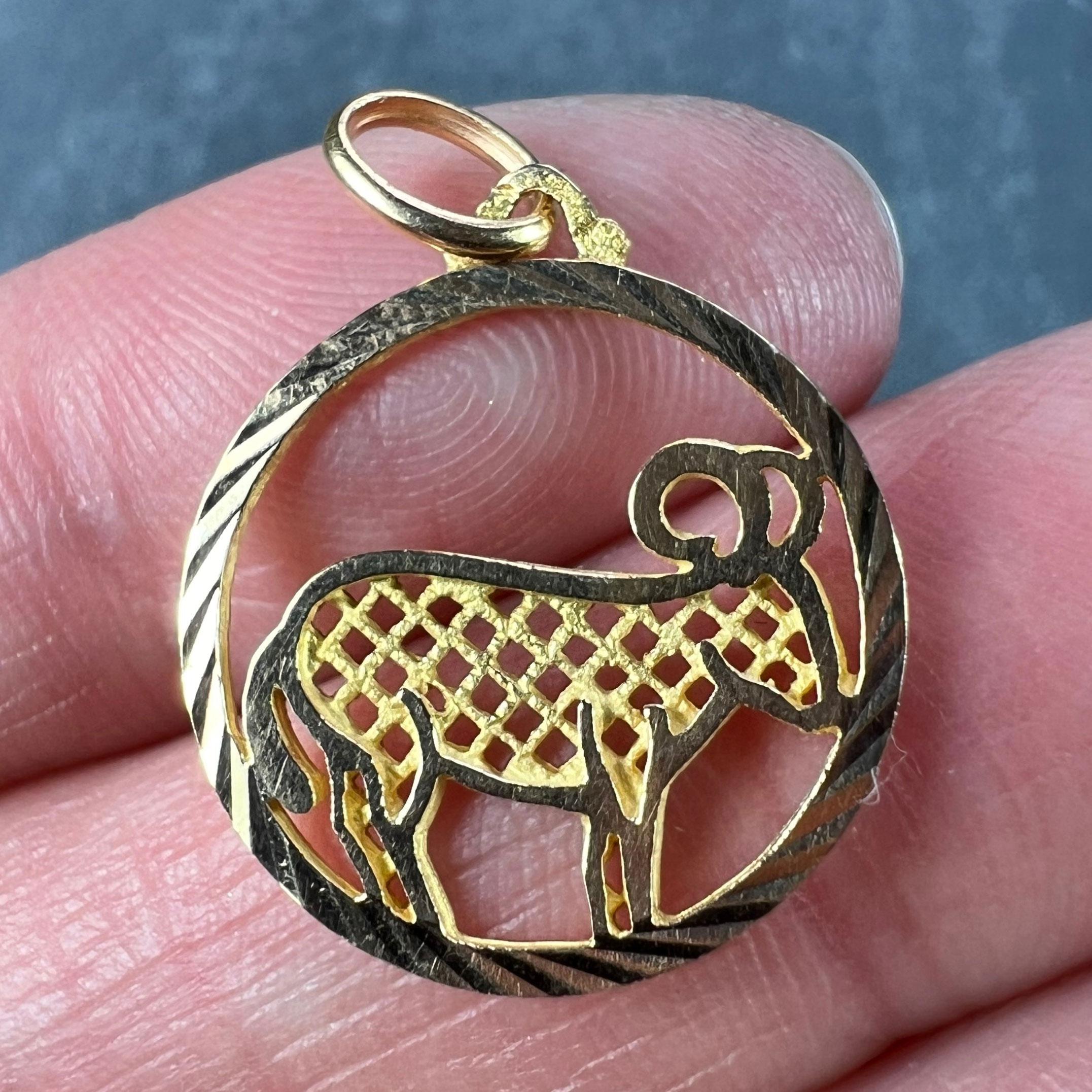 Pendentif à breloques en or jaune 18 carats Capricorne signe astrologique du Zodiac français en vente 1