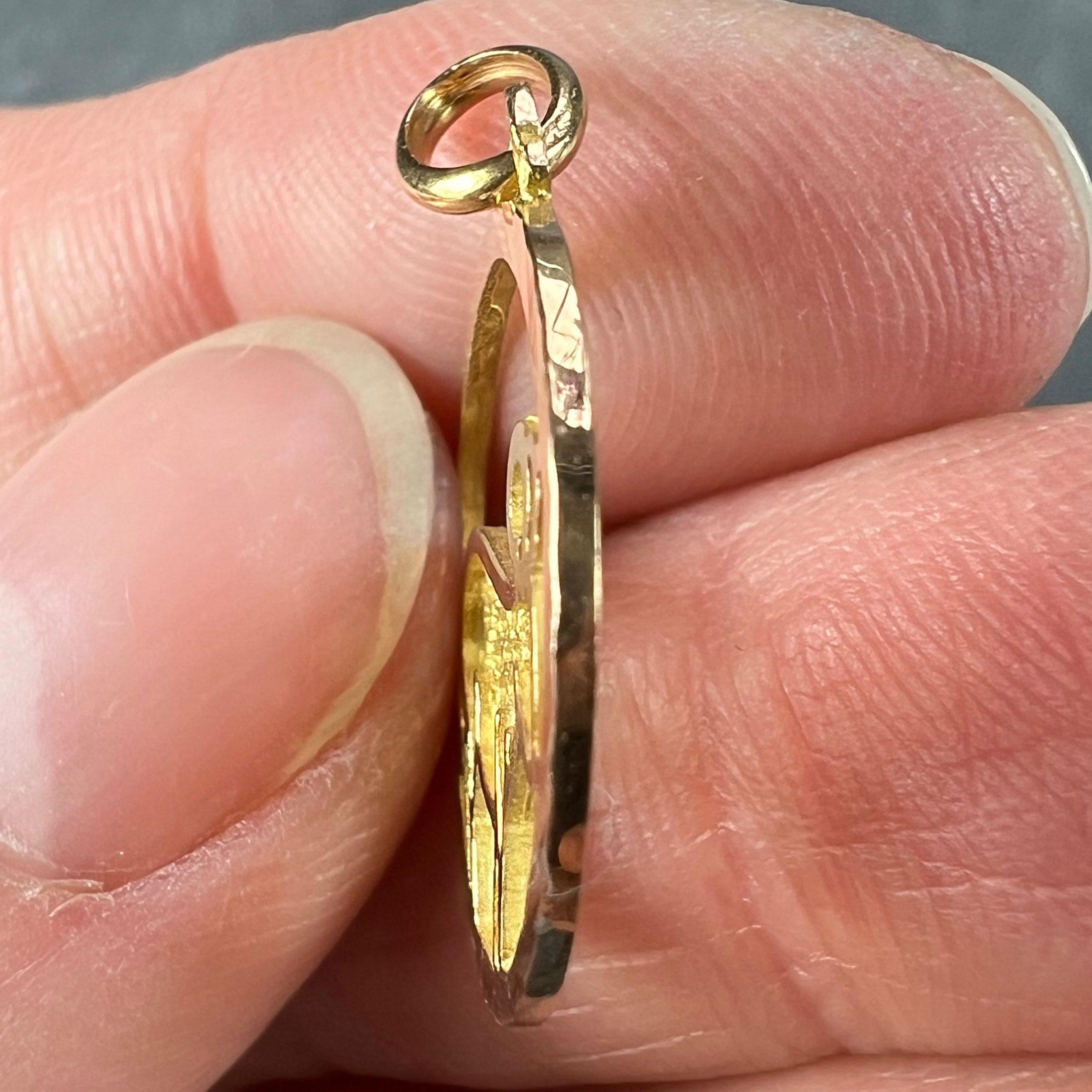 Pendentif à breloques en or jaune 18 carats Capricorne signe astrologique du Zodiac français en vente 3