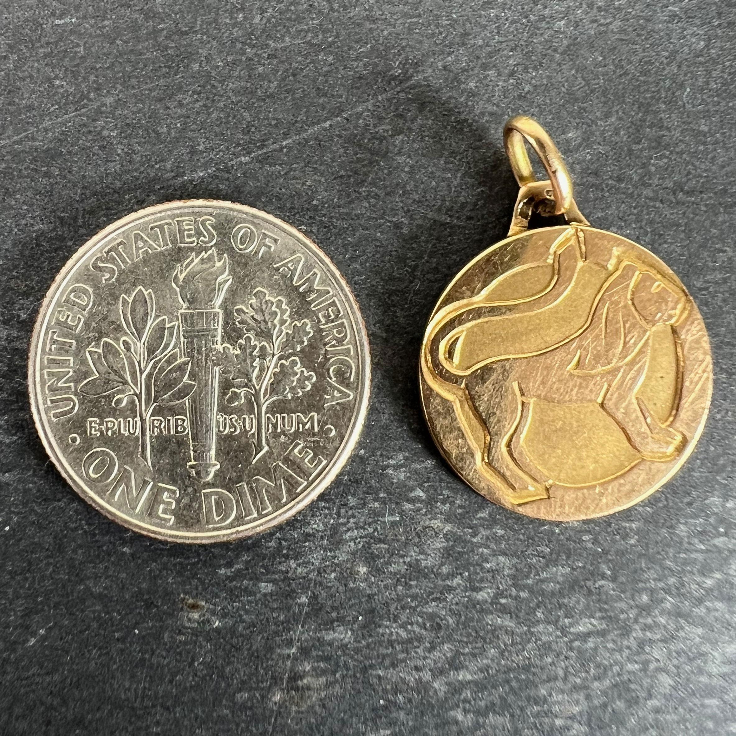 Ciondolo a forma di medaglia con charme in oro giallo 18 carati con il segno zodiacale del Leone in vendita 6