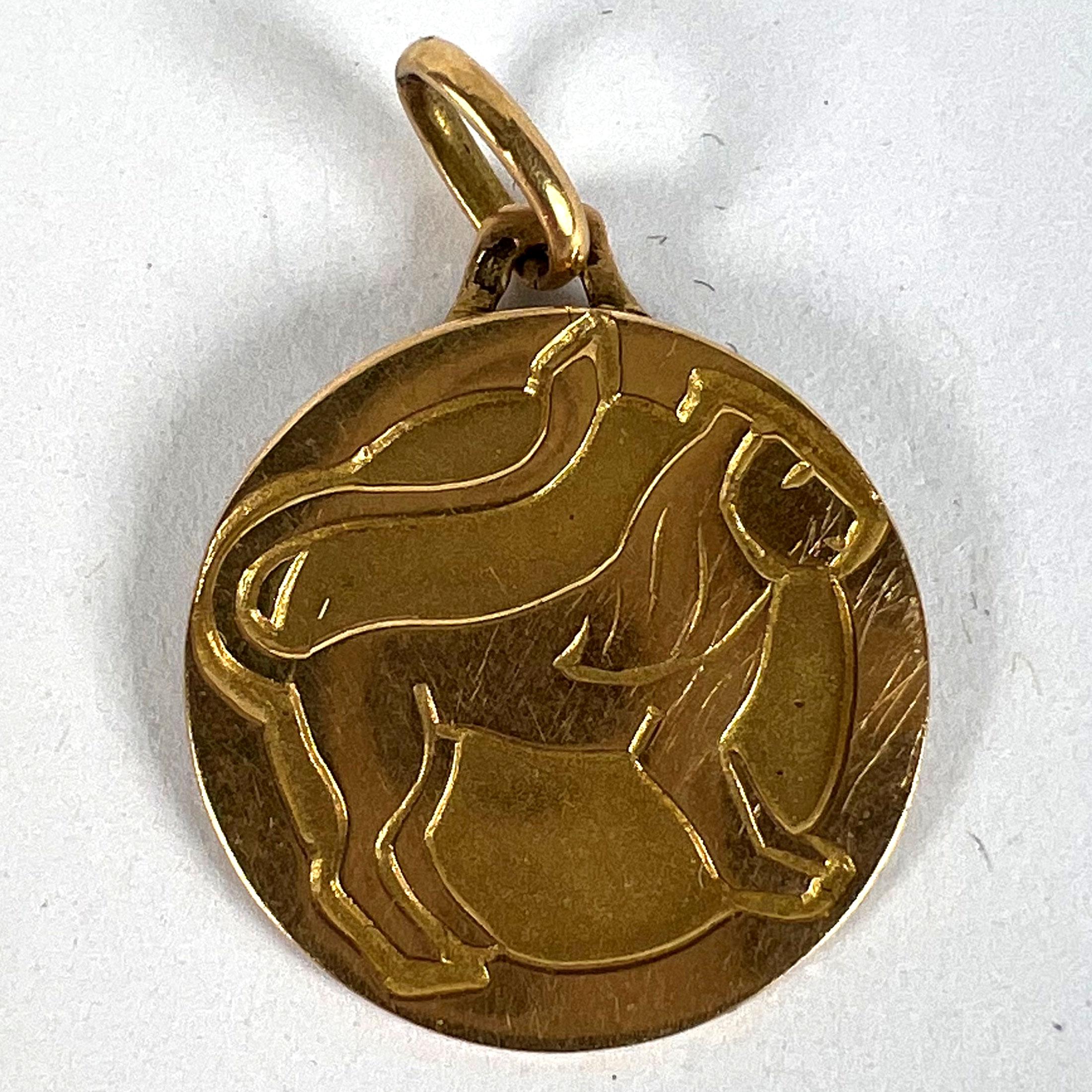 Ciondolo a forma di medaglia con charme in oro giallo 18 carati con il segno zodiacale del Leone in vendita 7