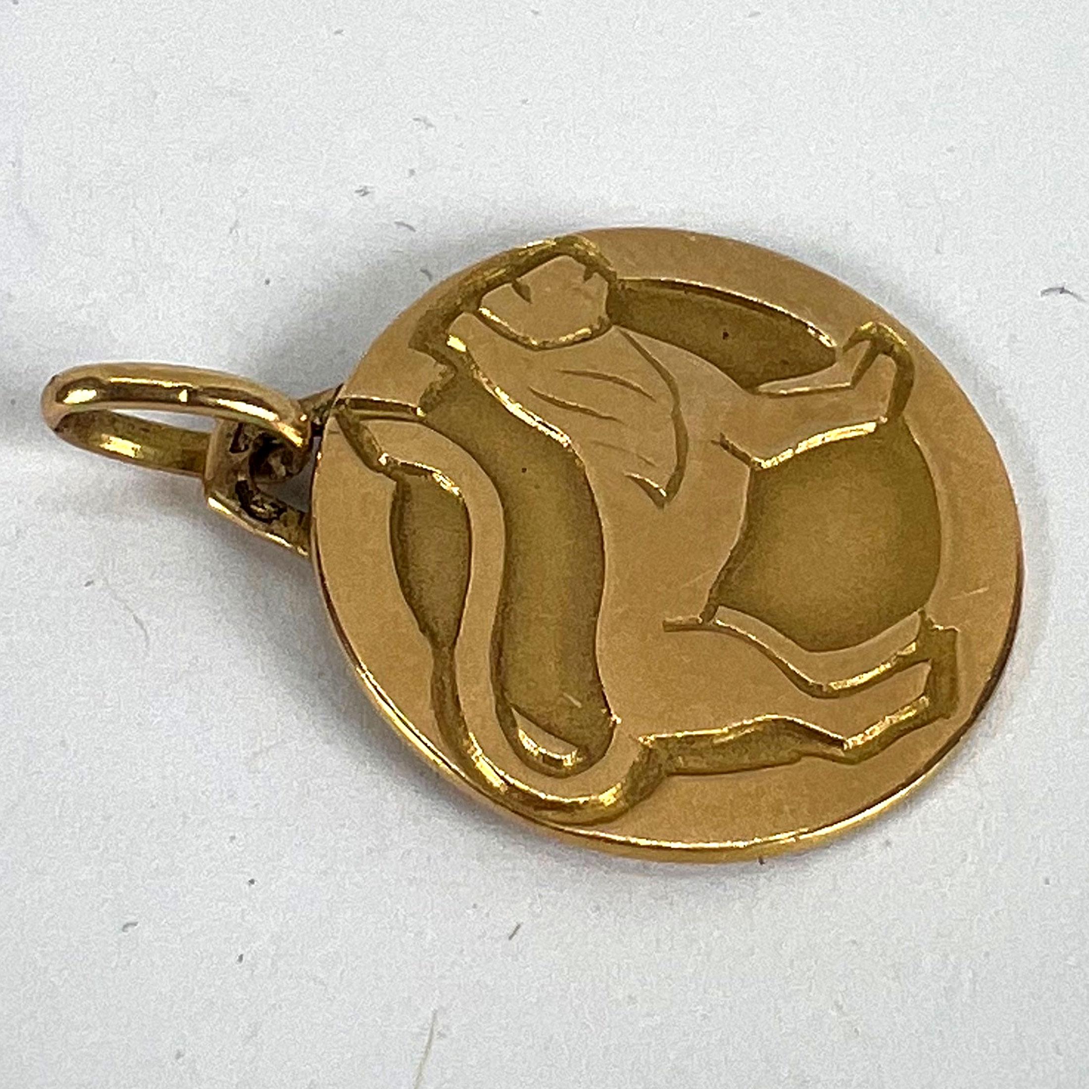 Ciondolo a forma di medaglia con charme in oro giallo 18 carati con il segno zodiacale del Leone in vendita 10