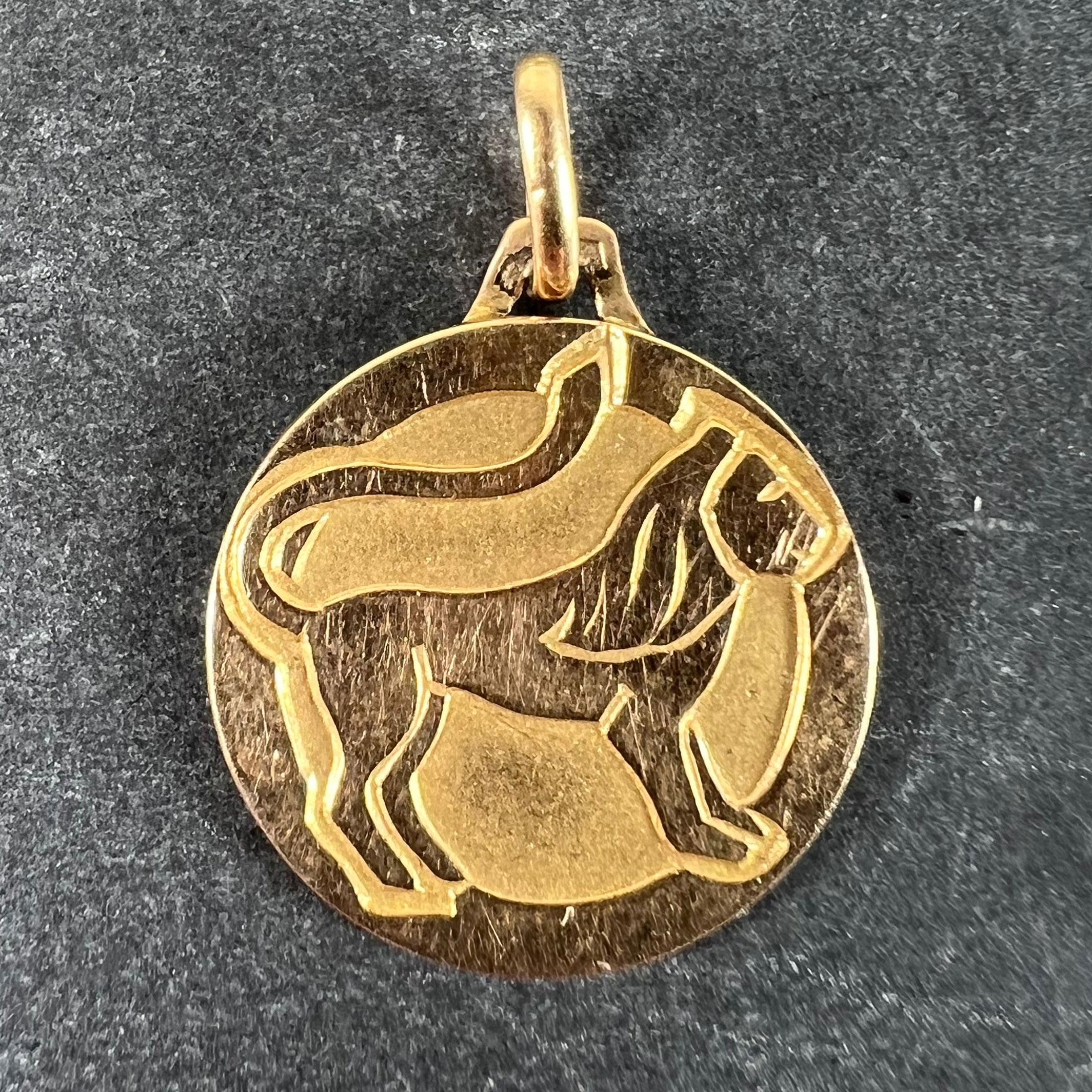 Ciondolo charme vintage francese in oro giallo 18 carati (18K) disegnato come una medaglia raffigurante il segno zodiacale del Leone, che mostra un leone rivolto verso destra con la coda sollevata. Timbrato con la testa dell'aquila francese per