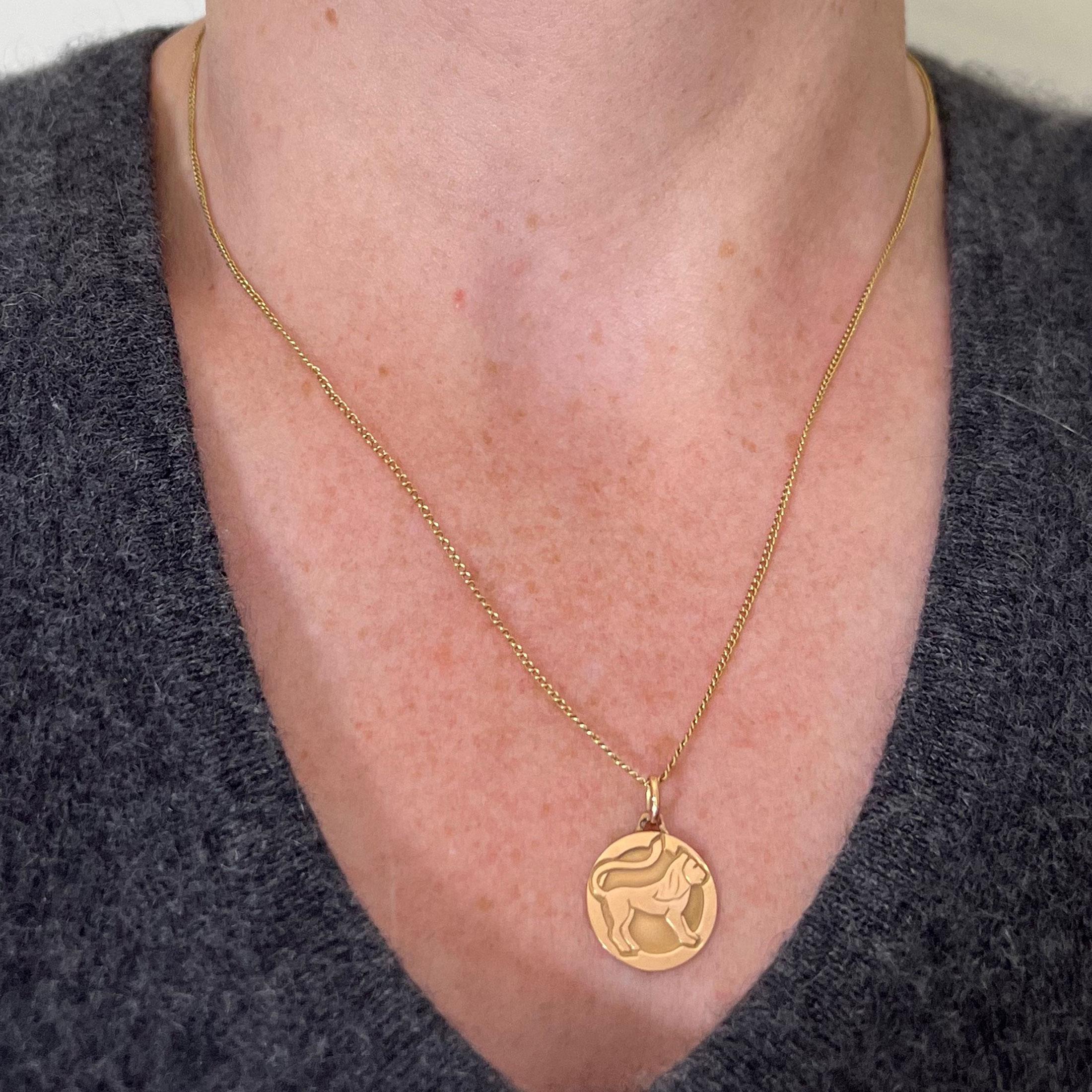 da uomo o donna Ciondolo a forma di medaglia con charme in oro giallo 18 carati con il segno zodiacale del Leone in vendita