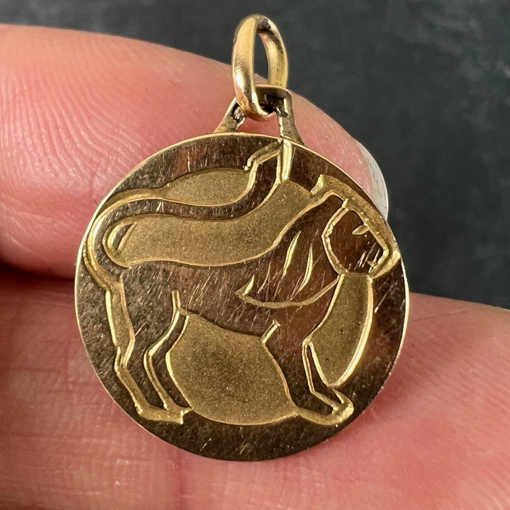 Ciondolo a forma di medaglia con charme in oro giallo 18 carati con il segno zodiacale del Leone in vendita 1
