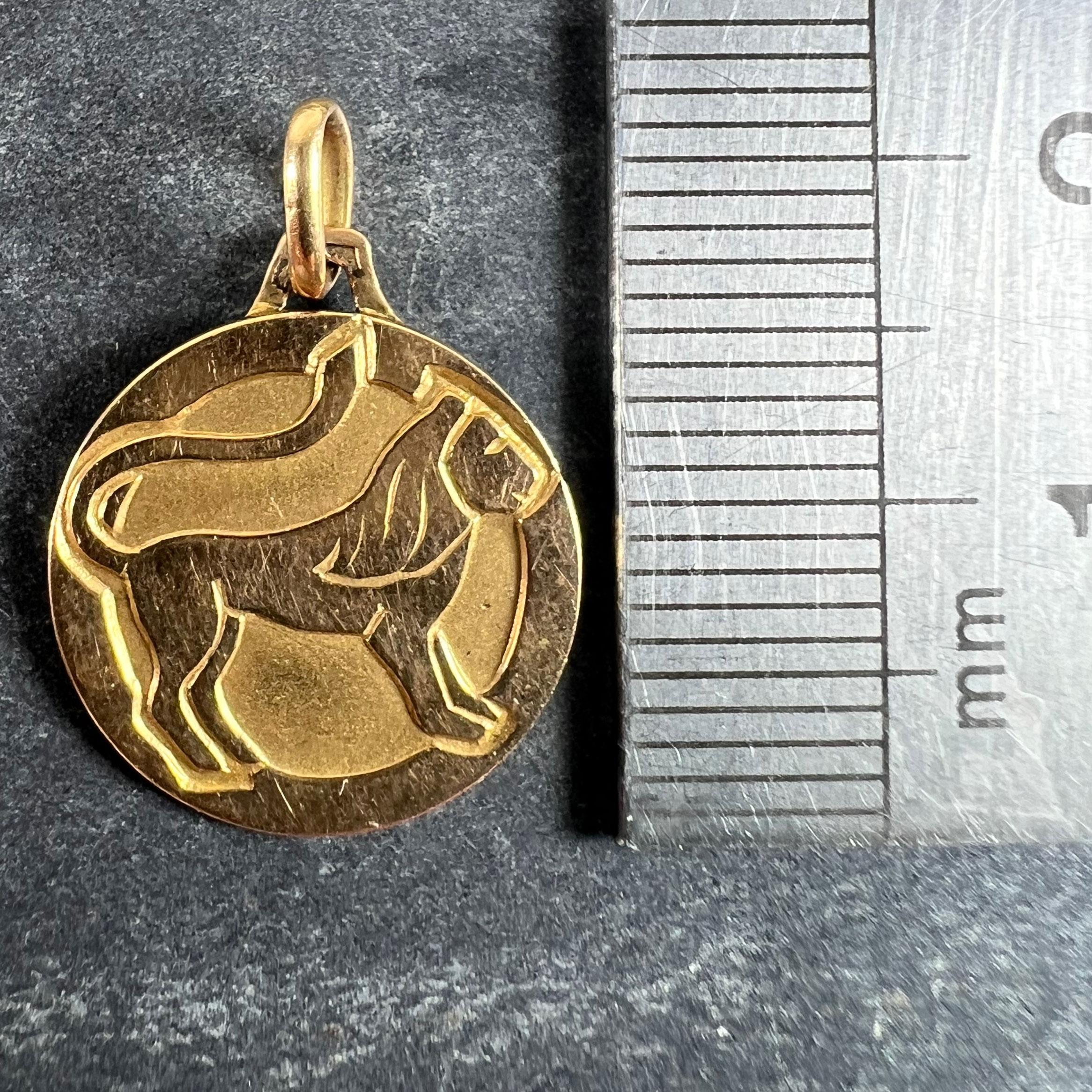 Ciondolo a forma di medaglia con charme in oro giallo 18 carati con il segno zodiacale del Leone in vendita 5