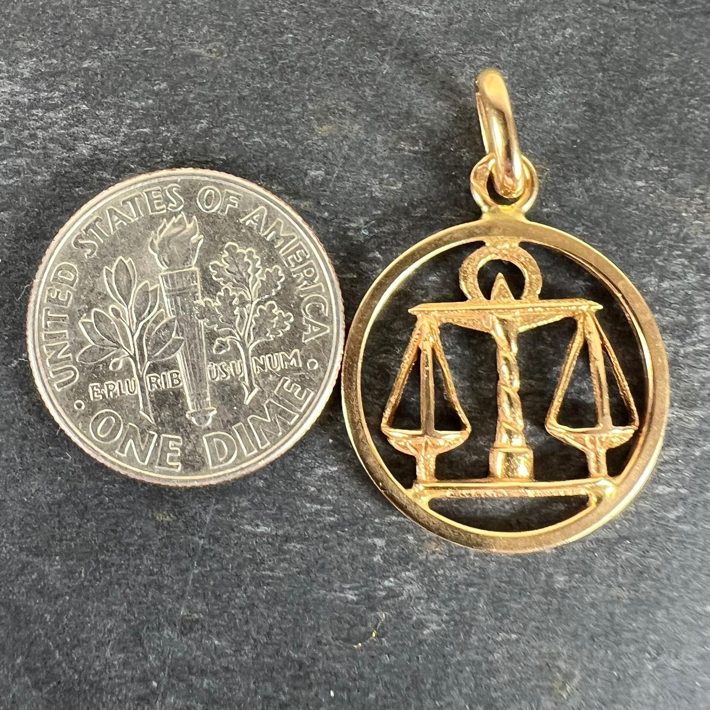 Ciondolo Charm in oro giallo 18 carati con segno zodiacale francese della Bilancia in vendita 6