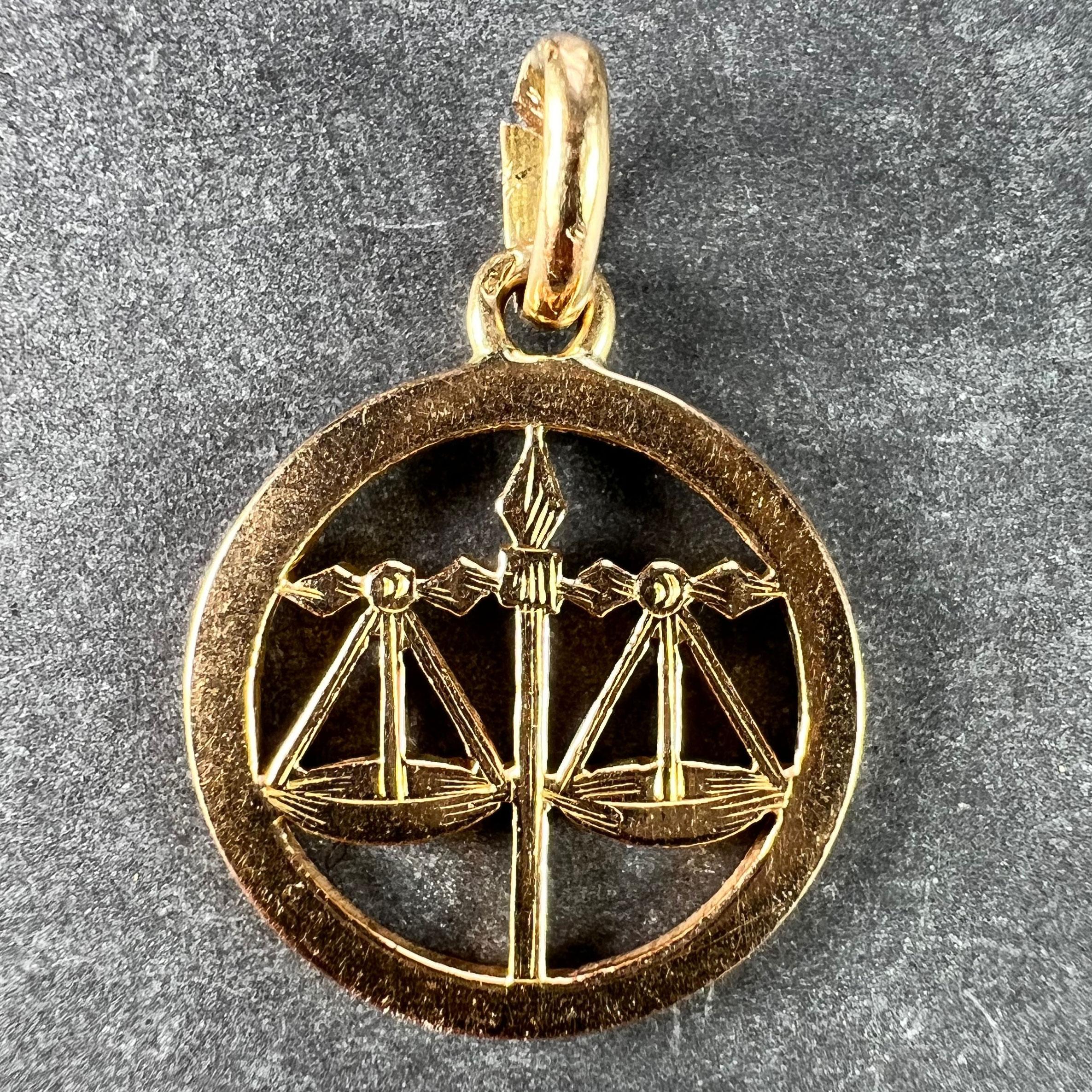 French Zodiac Libra Starsign 18K Yellow Gold Charm Pendant In Good Condition For Sale In London, GB