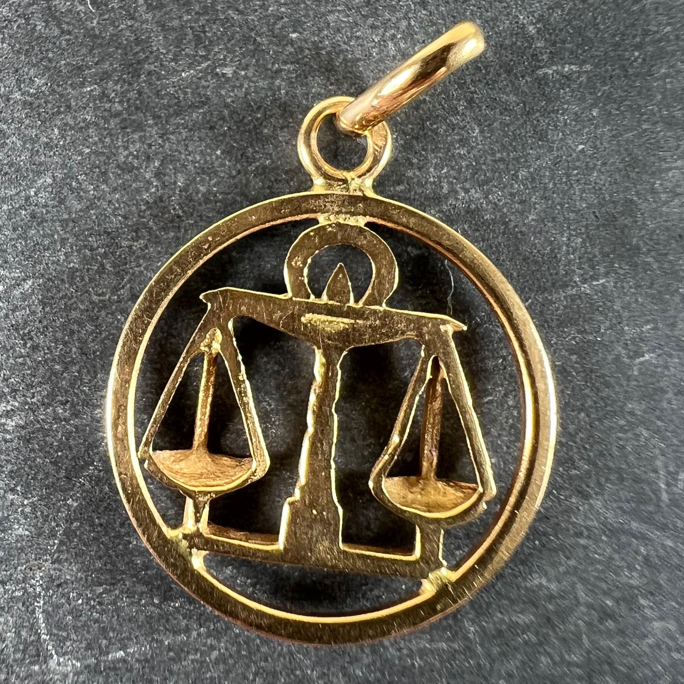 Ciondolo Charm in oro giallo 18 carati con segno zodiacale francese della Bilancia In condizioni buone in vendita a London, GB