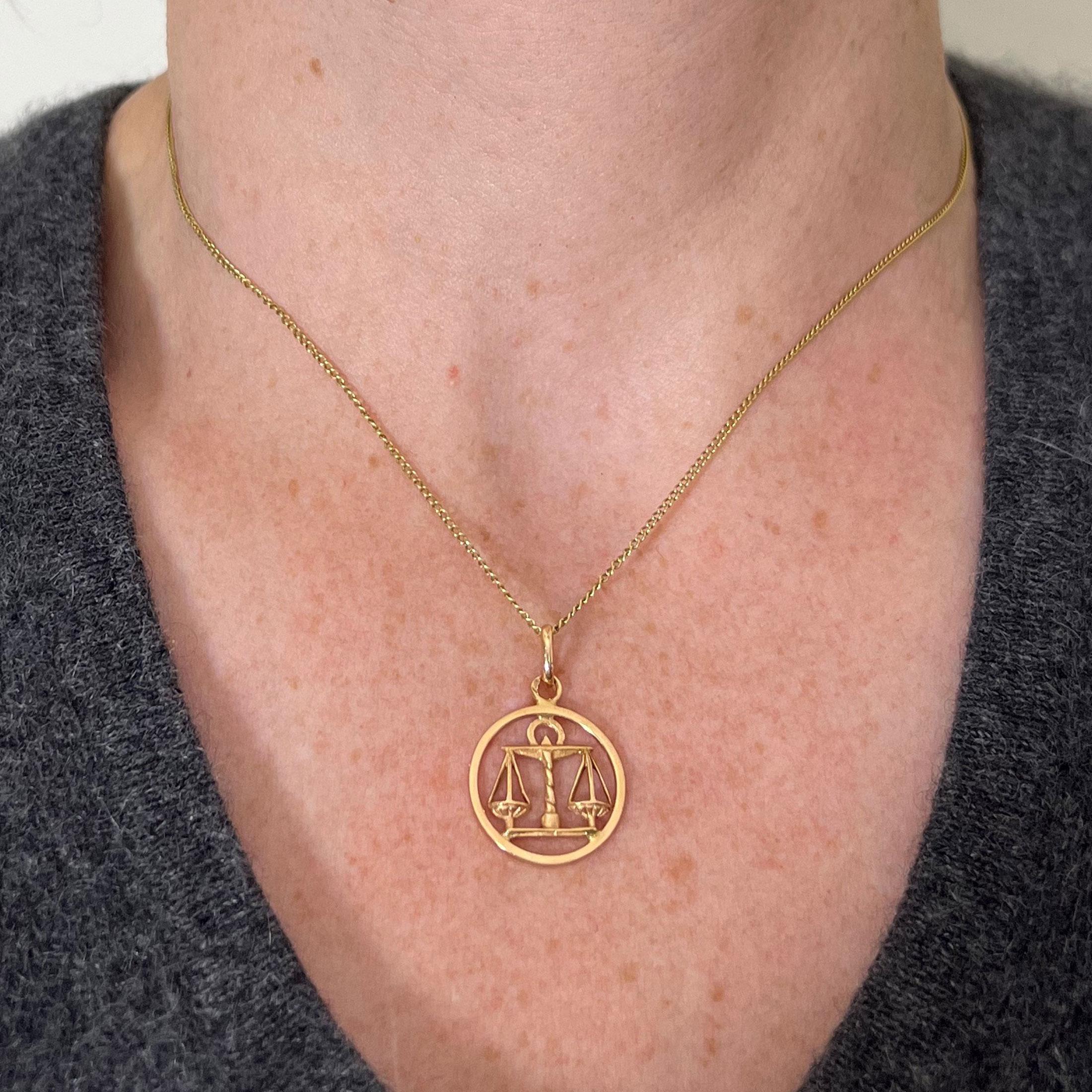 da uomo o donna Ciondolo Charm in oro giallo 18 carati con segno zodiacale francese della Bilancia in vendita
