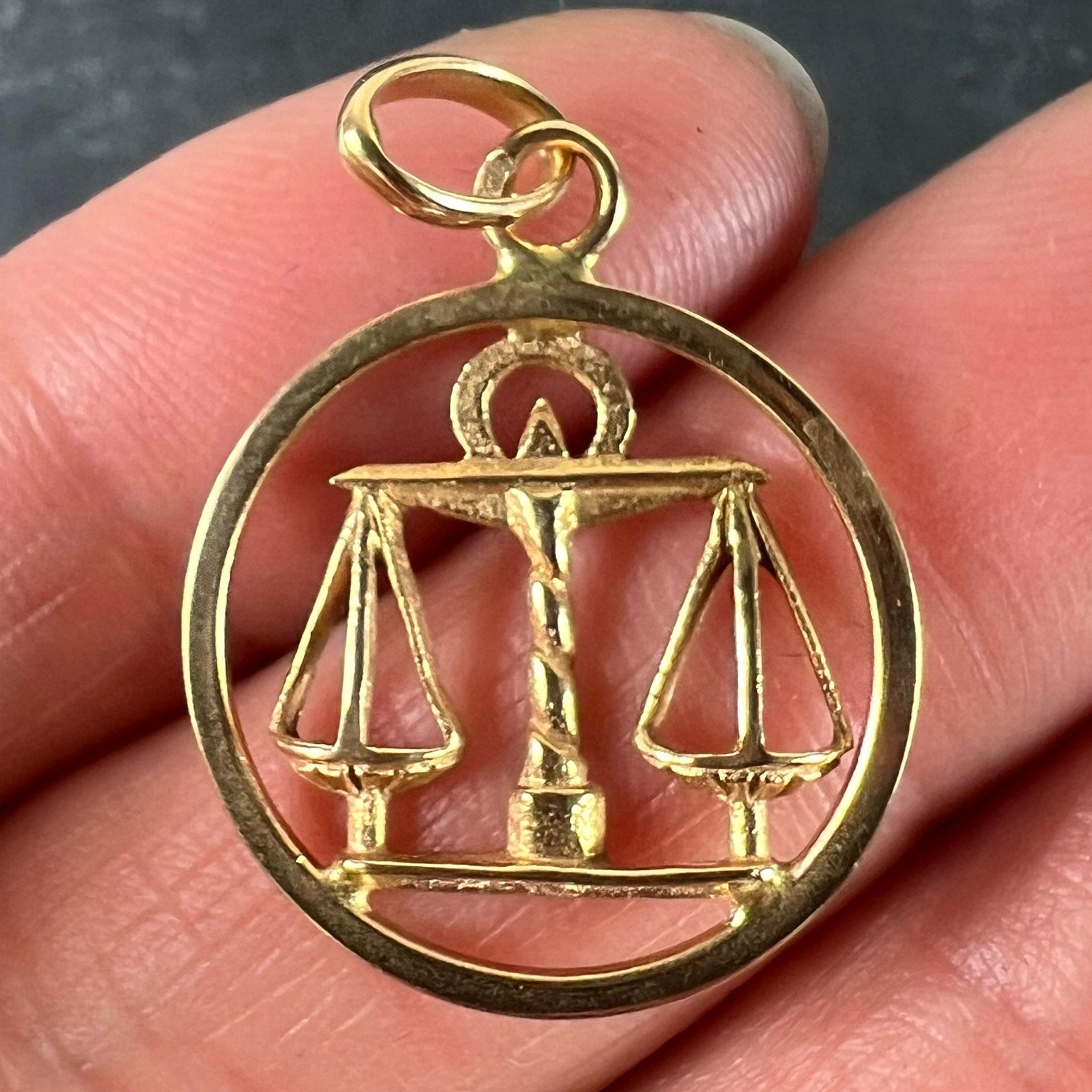 Ciondolo Charm in oro giallo 18 carati con segno zodiacale francese della Bilancia in vendita 1