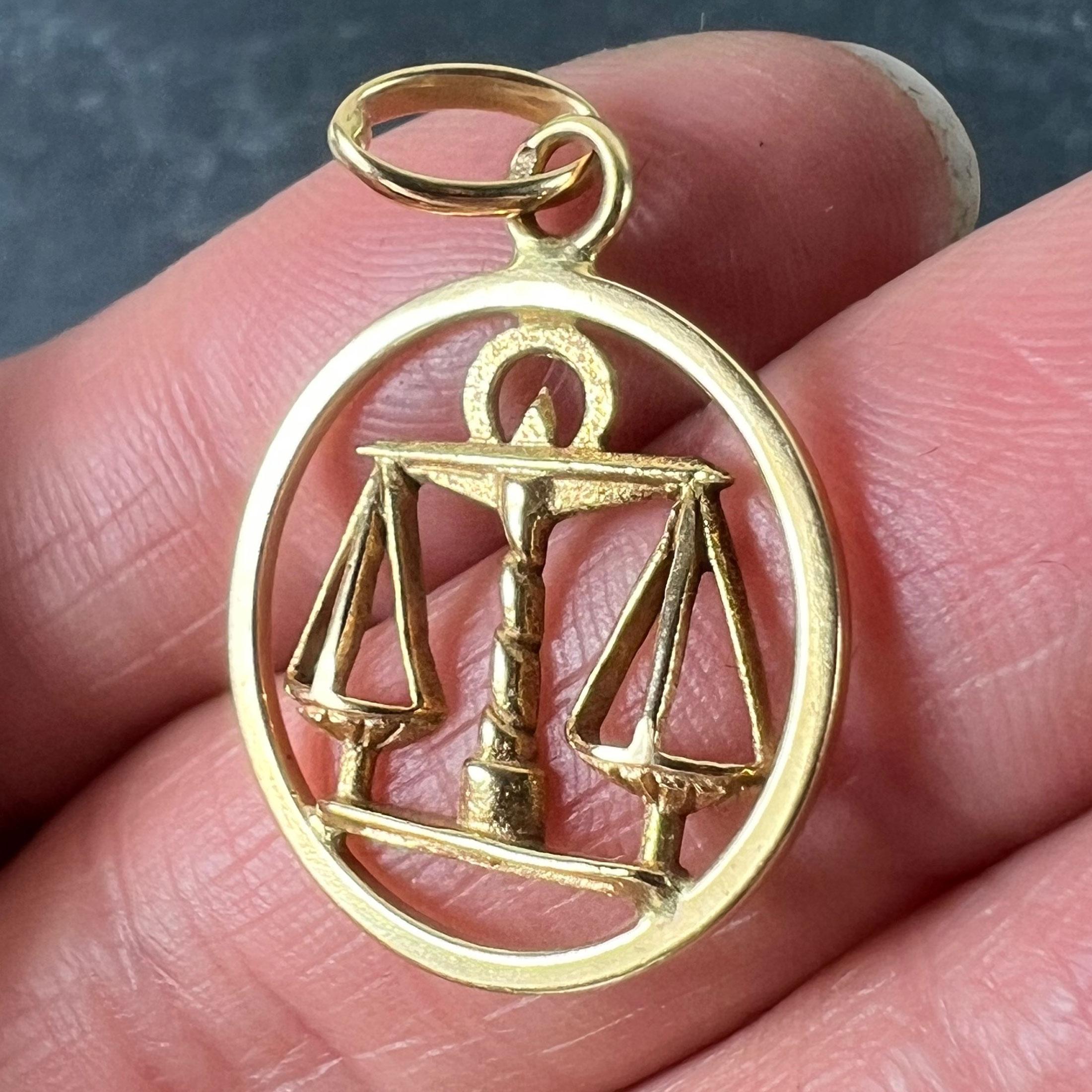 Ciondolo Charm in oro giallo 18 carati con segno zodiacale francese della Bilancia in vendita 2