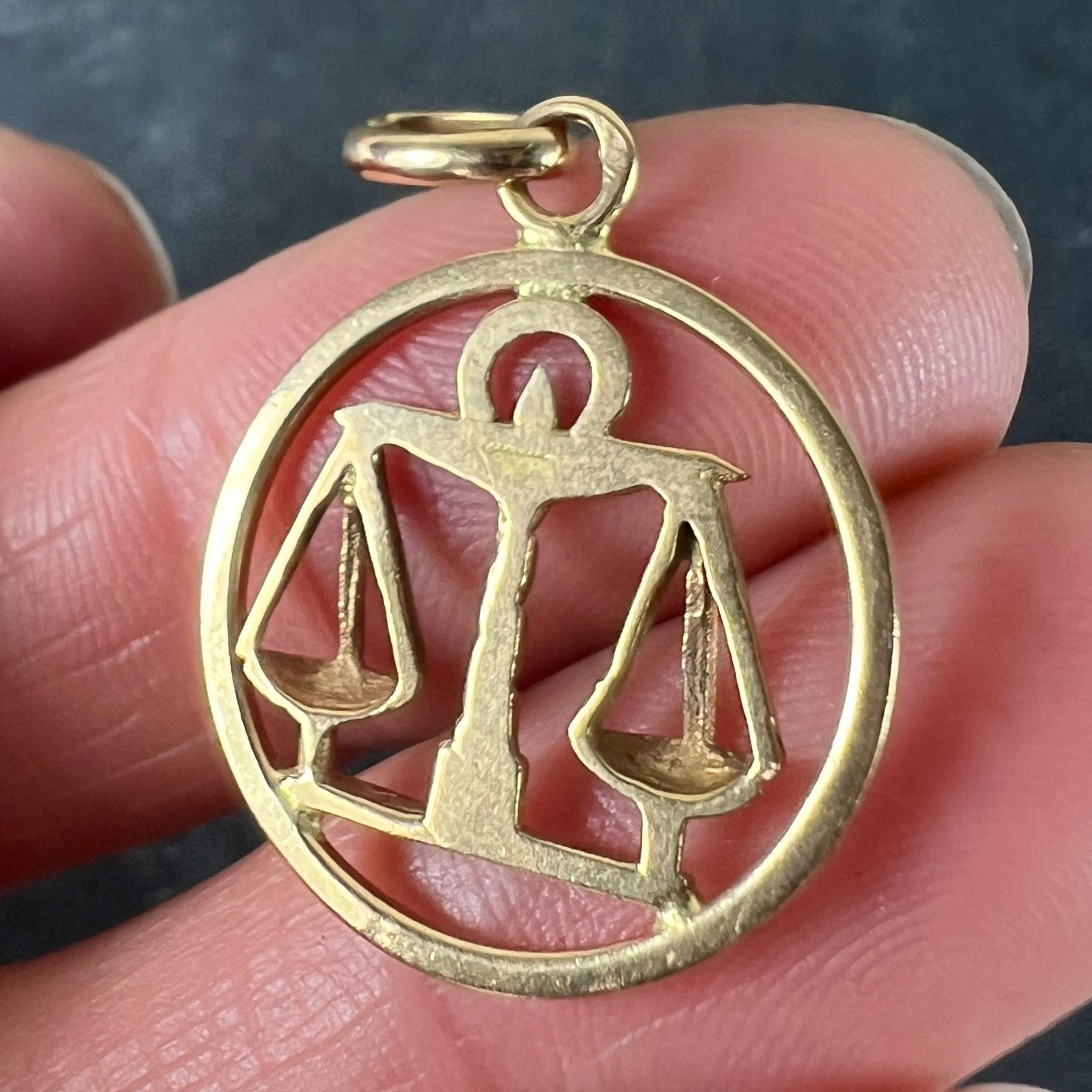 Ciondolo Charm in oro giallo 18 carati con segno zodiacale francese della Bilancia in vendita 4