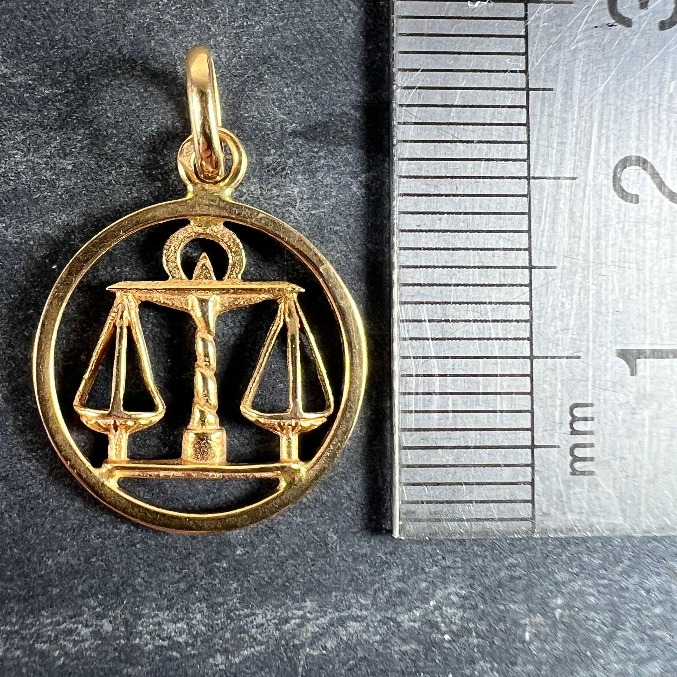 Ciondolo Charm in oro giallo 18 carati con segno zodiacale francese della Bilancia in vendita 5