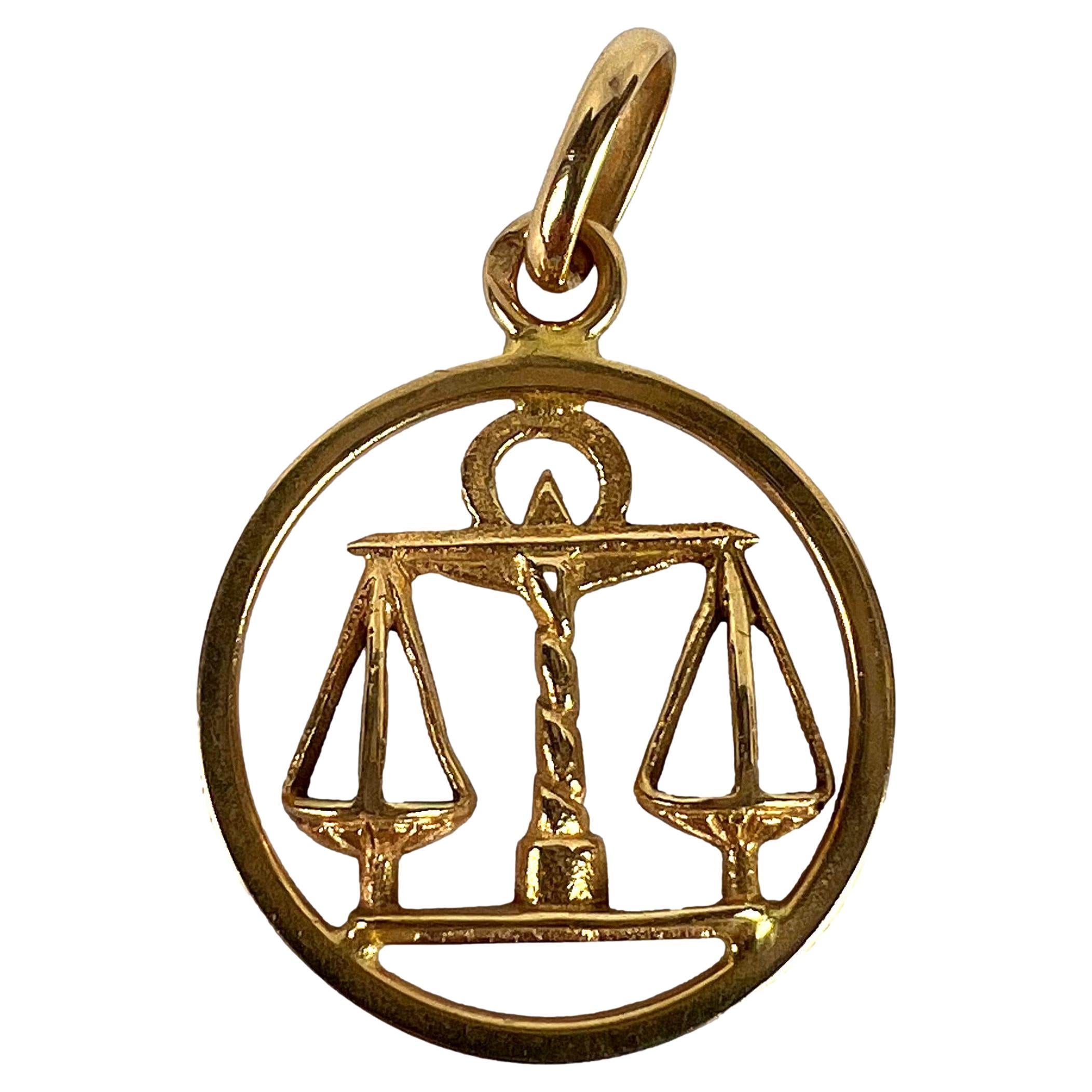Colgante de oro amarillo de 18 quilates con el signo del zodiaco francés Libra