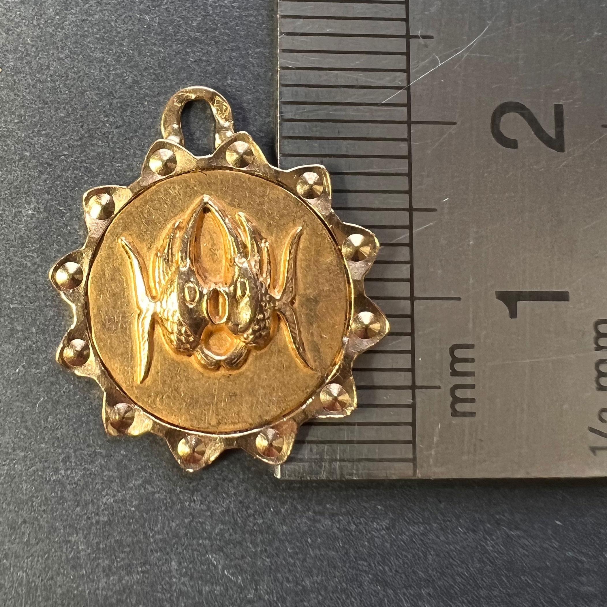 French Zodiac Pisces Fish 18K Yellow Gold Charm Pendant In Good Condition For Sale In London, GB
