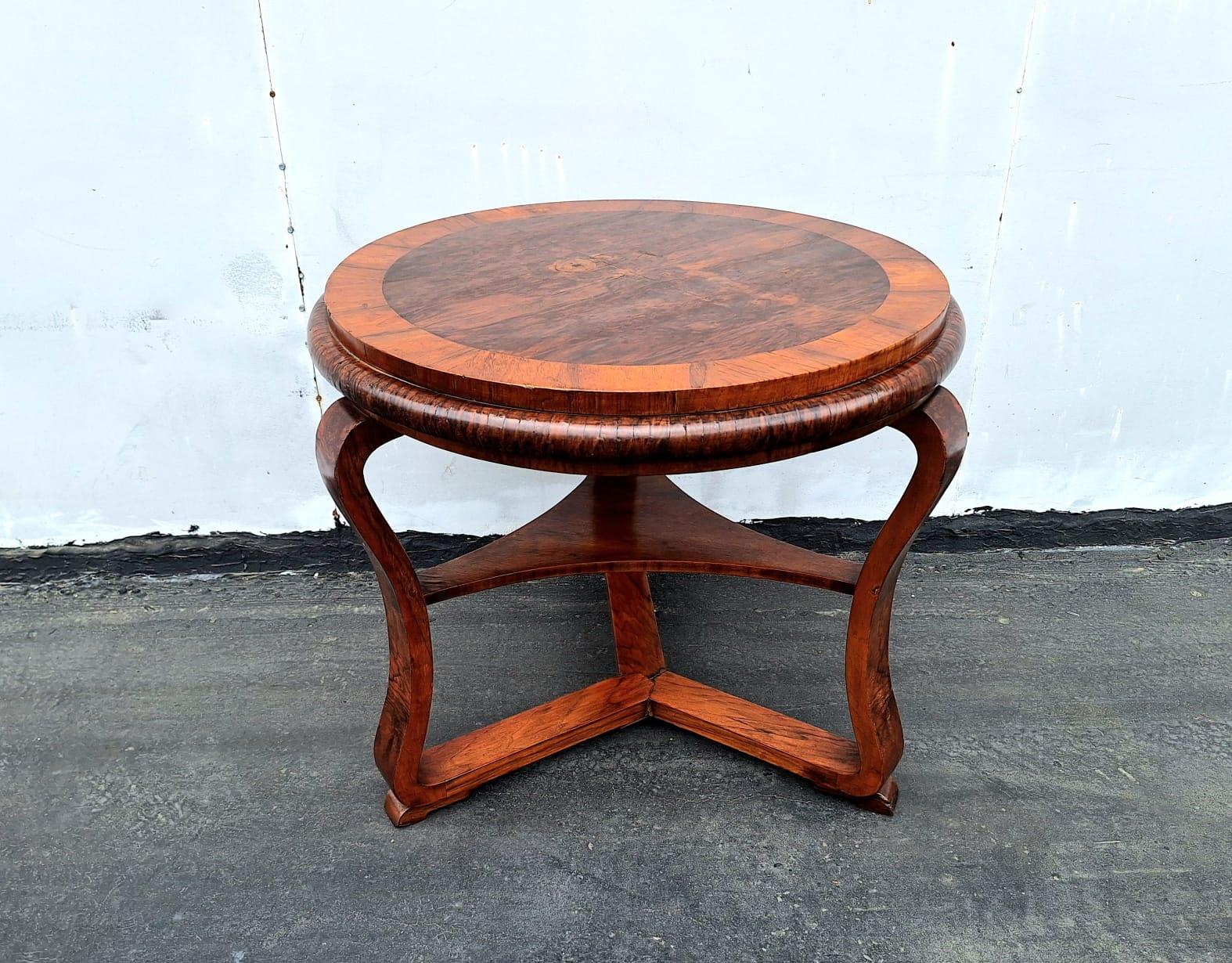 Gueridion Art Déco français, base en noyer et veneere en noyer en état d'origine de l'époque. 
Livraison à domicile  US Continental  2 - 4 semaines 400 