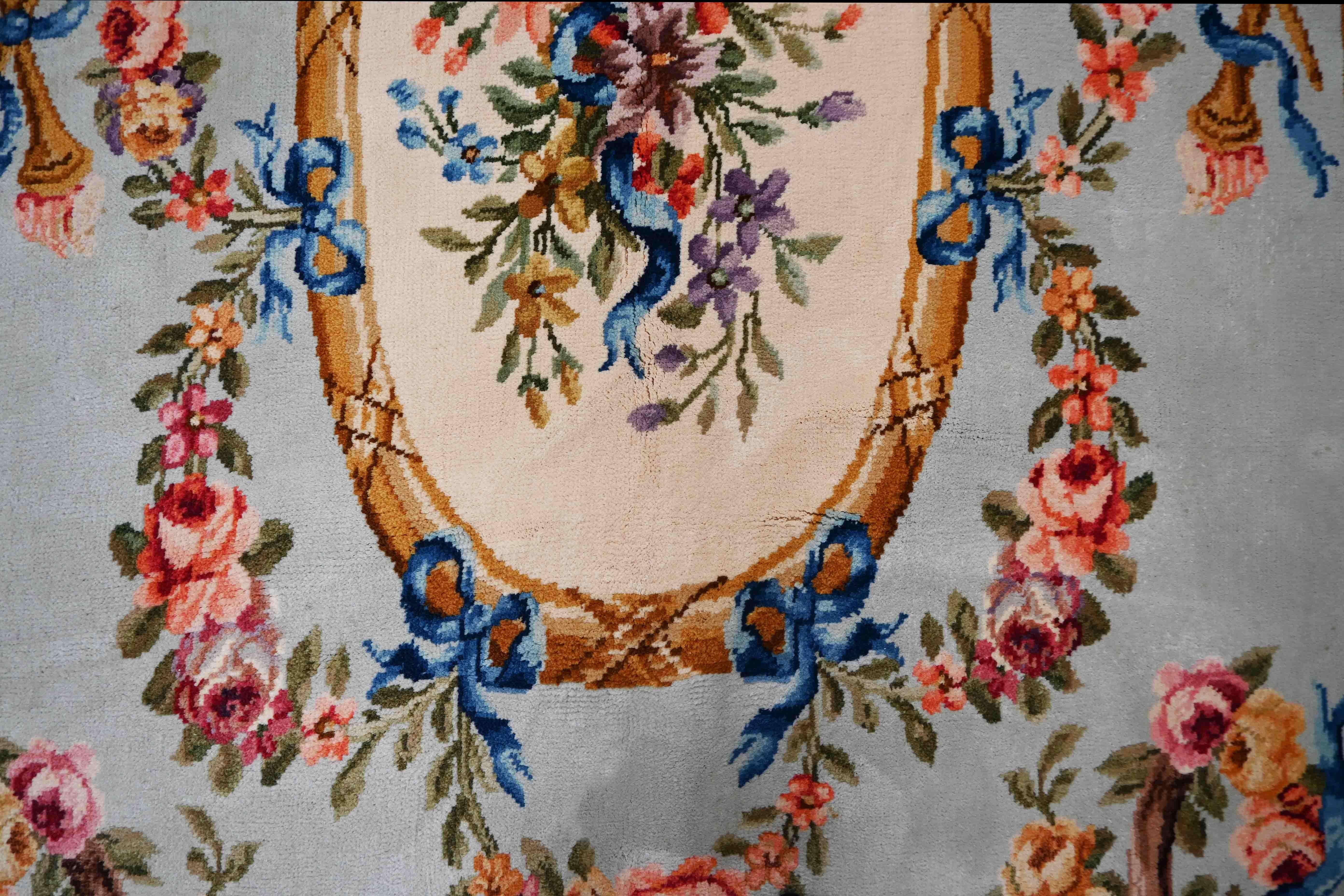 Provincial français Tapis français ancien de la manufacture de la Savonnerie Circa 1940 - No. 1588 en vente