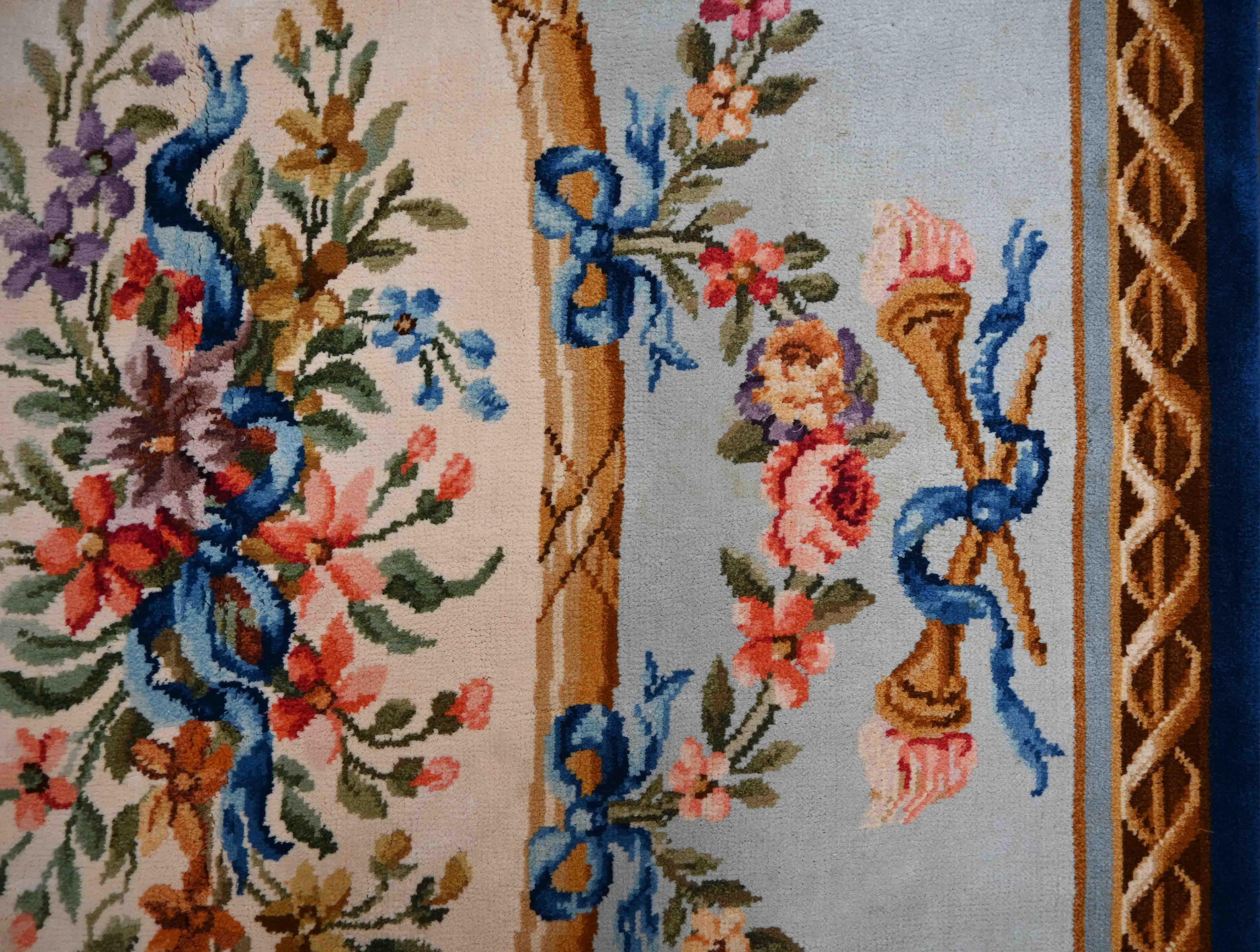 Français Tapis français ancien de la manufacture de la Savonnerie Circa 1940 - No. 1588 en vente