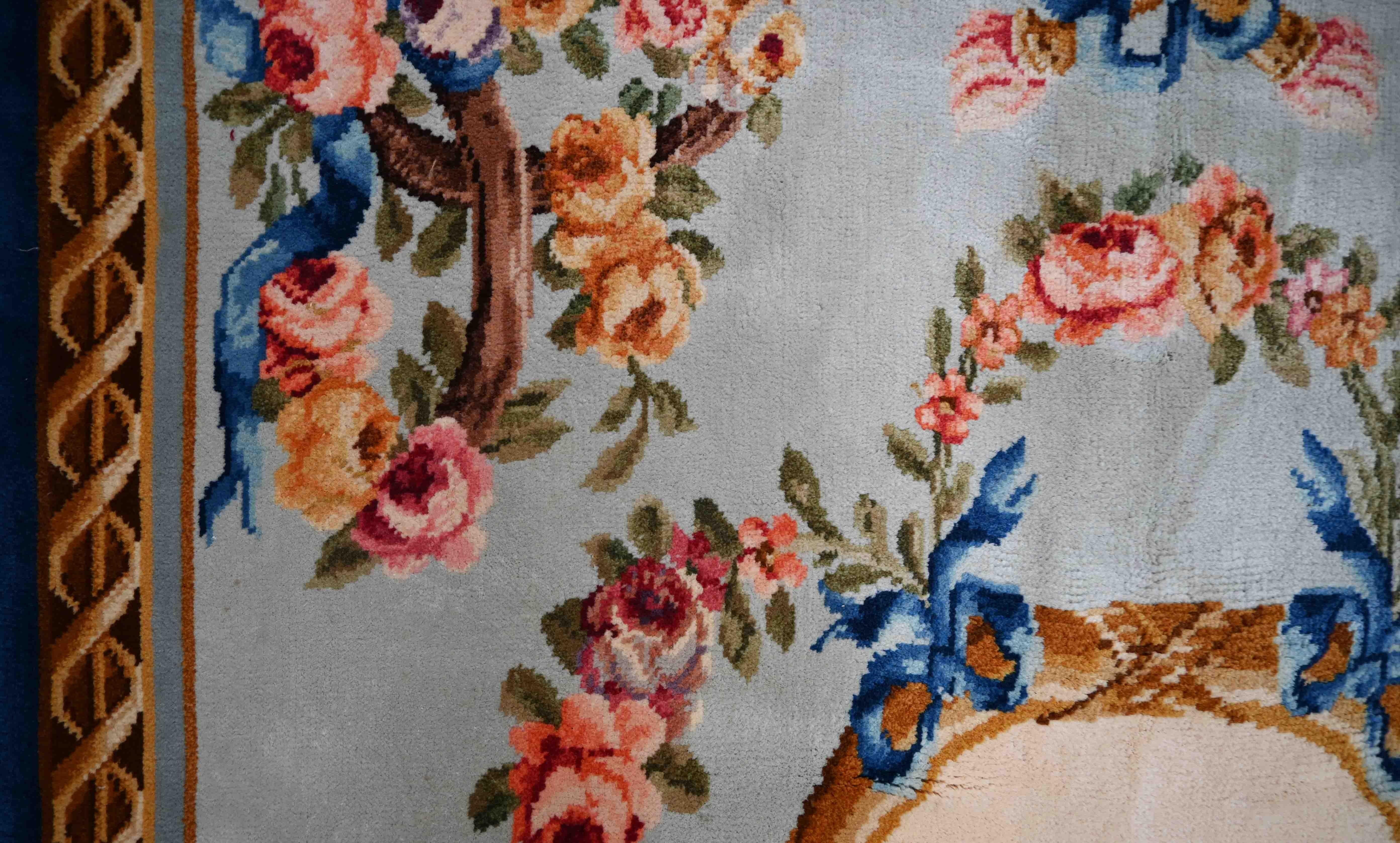 Tissé à la main Tapis français ancien de la manufacture de la Savonnerie Circa 1940 - No. 1588 en vente