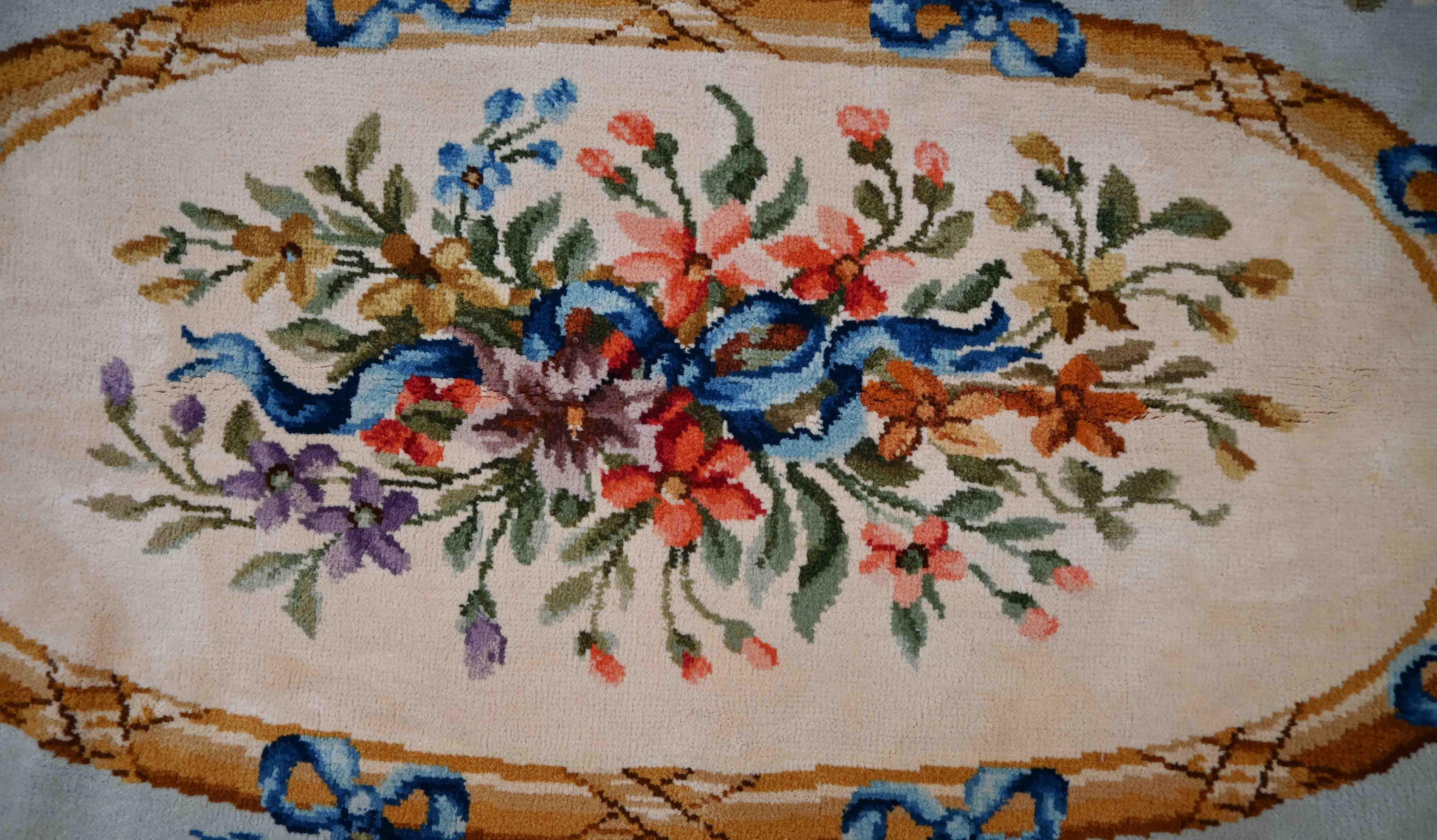 Milieu du XXe siècle Tapis français ancien de la manufacture de la Savonnerie Circa 1940 - No. 1588 en vente