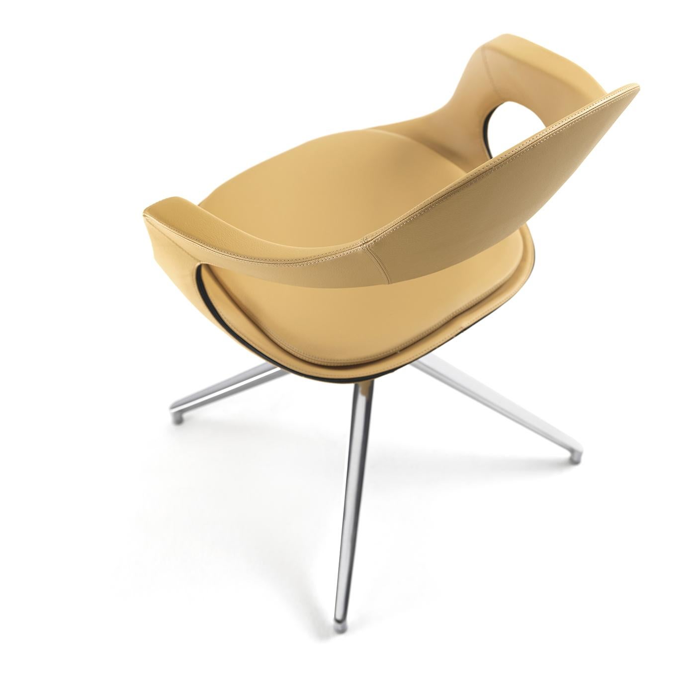 Faisant partie de la collection de bagues françaises de Stefano Bigi, cette chaise pivotante est attrayante, sophistiquée et extrêmement confortable. Sa structure en acier repose sur une base à tréteaux chromés et est recouverte de cuir souple de