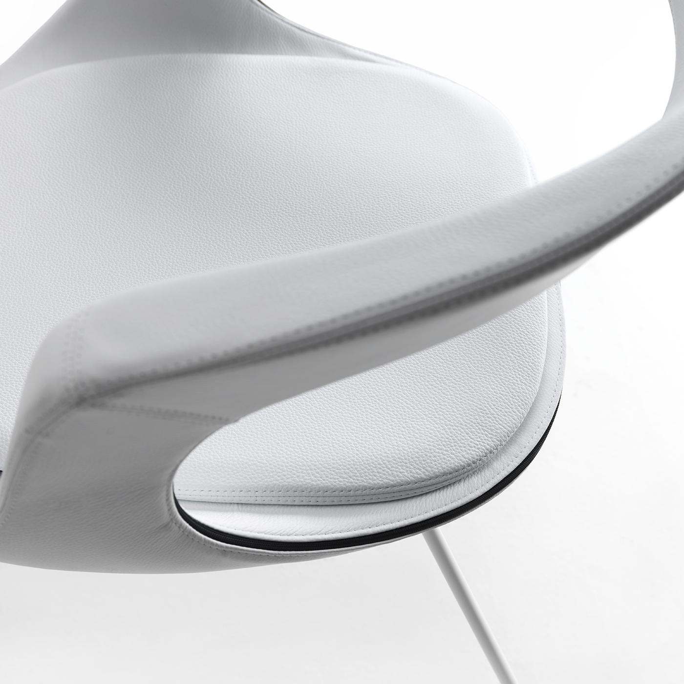 Dieser Stuhl mit niedriger Rückenlehne im Schlittenstil besteht aus einer Stahlstruktur, die in mattem Weiß lackiert ist und mit einem seidig-weißen, weichen Lederbezug über einer Polyurethanschaumpolsterung versehen ist. Das schlichte Design des