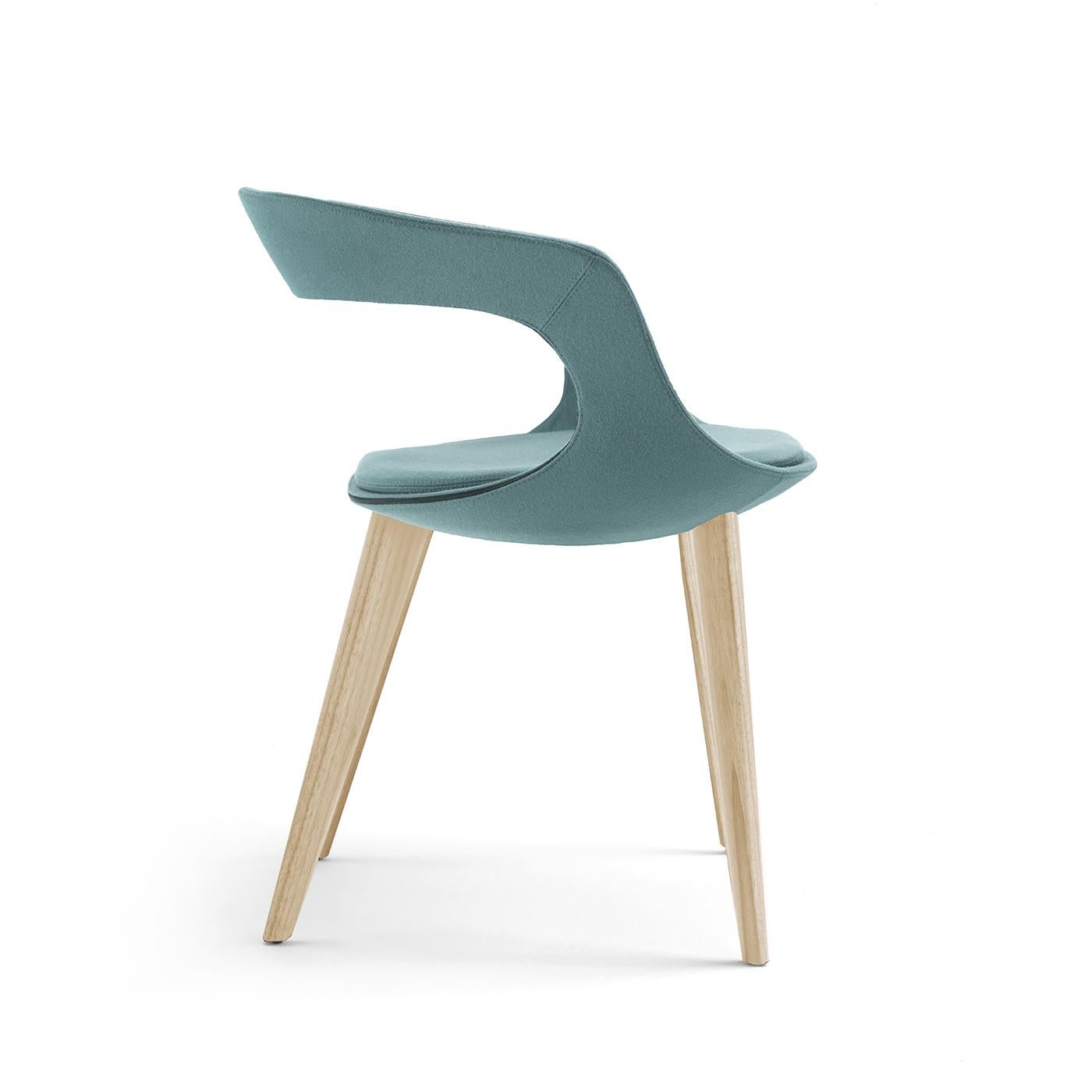 Dieser einladende, attraktive Stuhl zeichnet sich durch sein elegantes und bequemes Design aus. Sein Sockel besteht aus vier Holzbeinen aus Eschenholz und einer Stahlschale, die mit hellbraunem Filz überzogen ist und mit Polyurethanschaumpolsterung